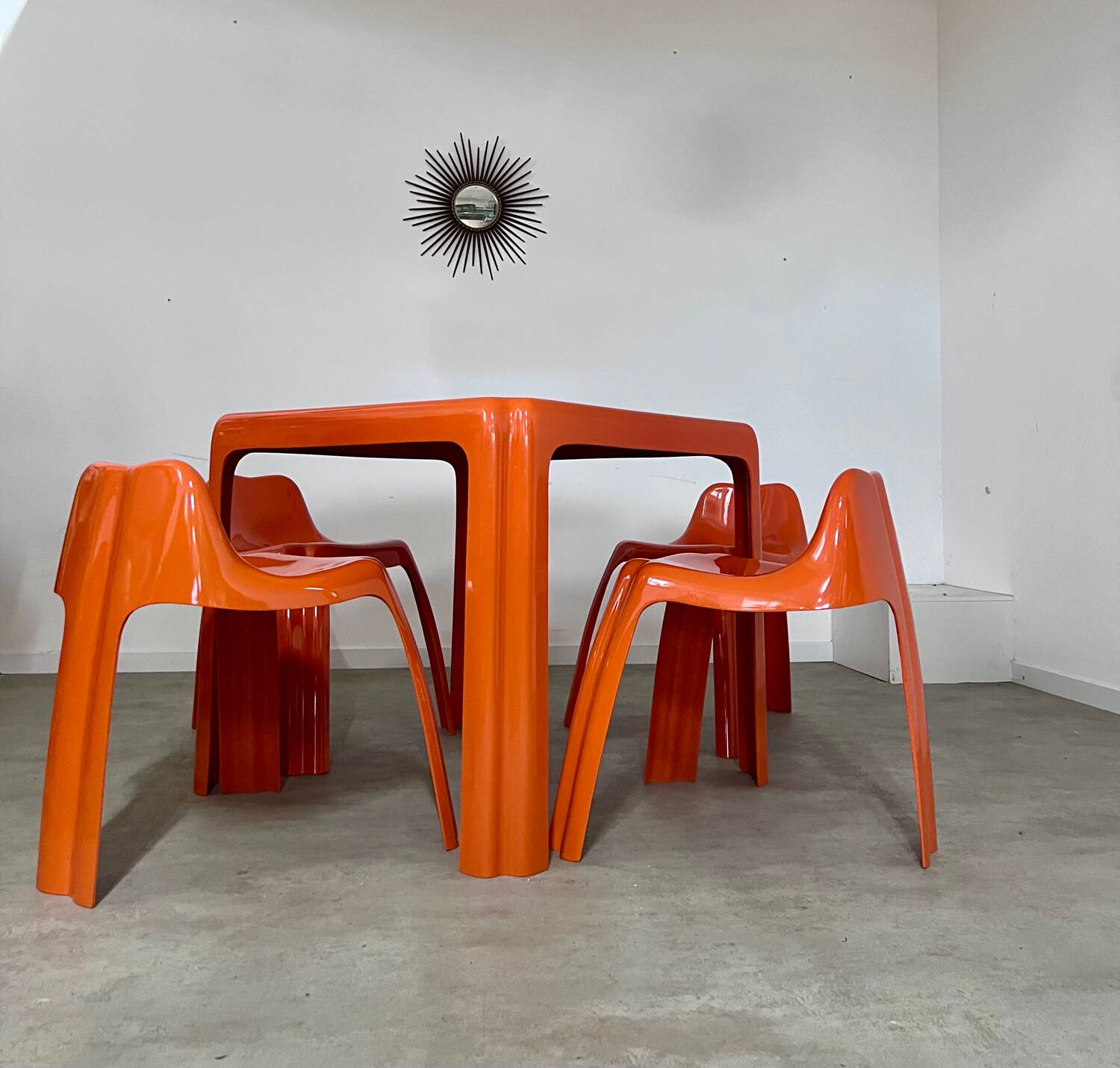 Table and 4 chairs in orange fiberglass design from the 70s Patrick Gingembre Paulus edition