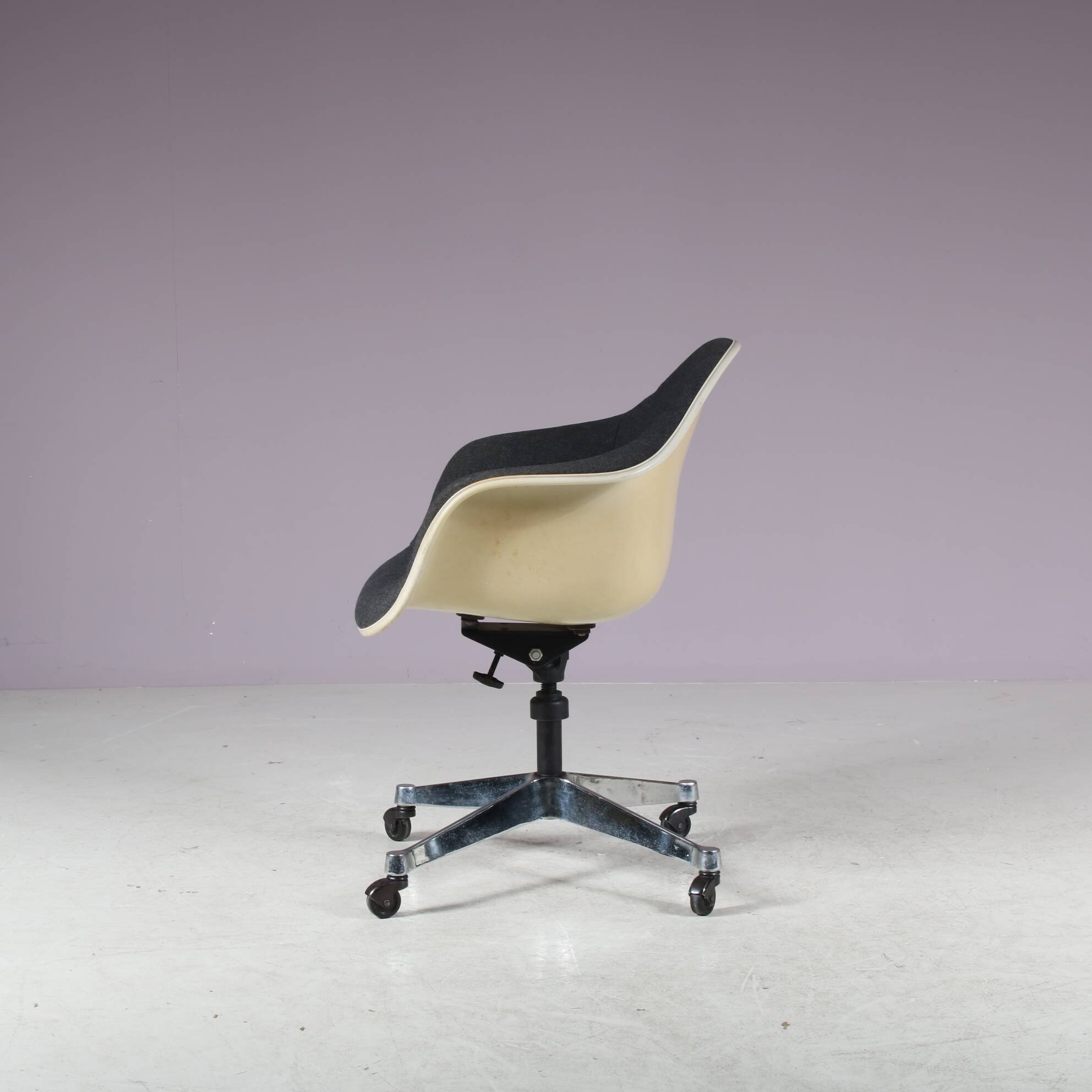 1970s office chair by Charles & Ray Eames for Herman Miller, USA