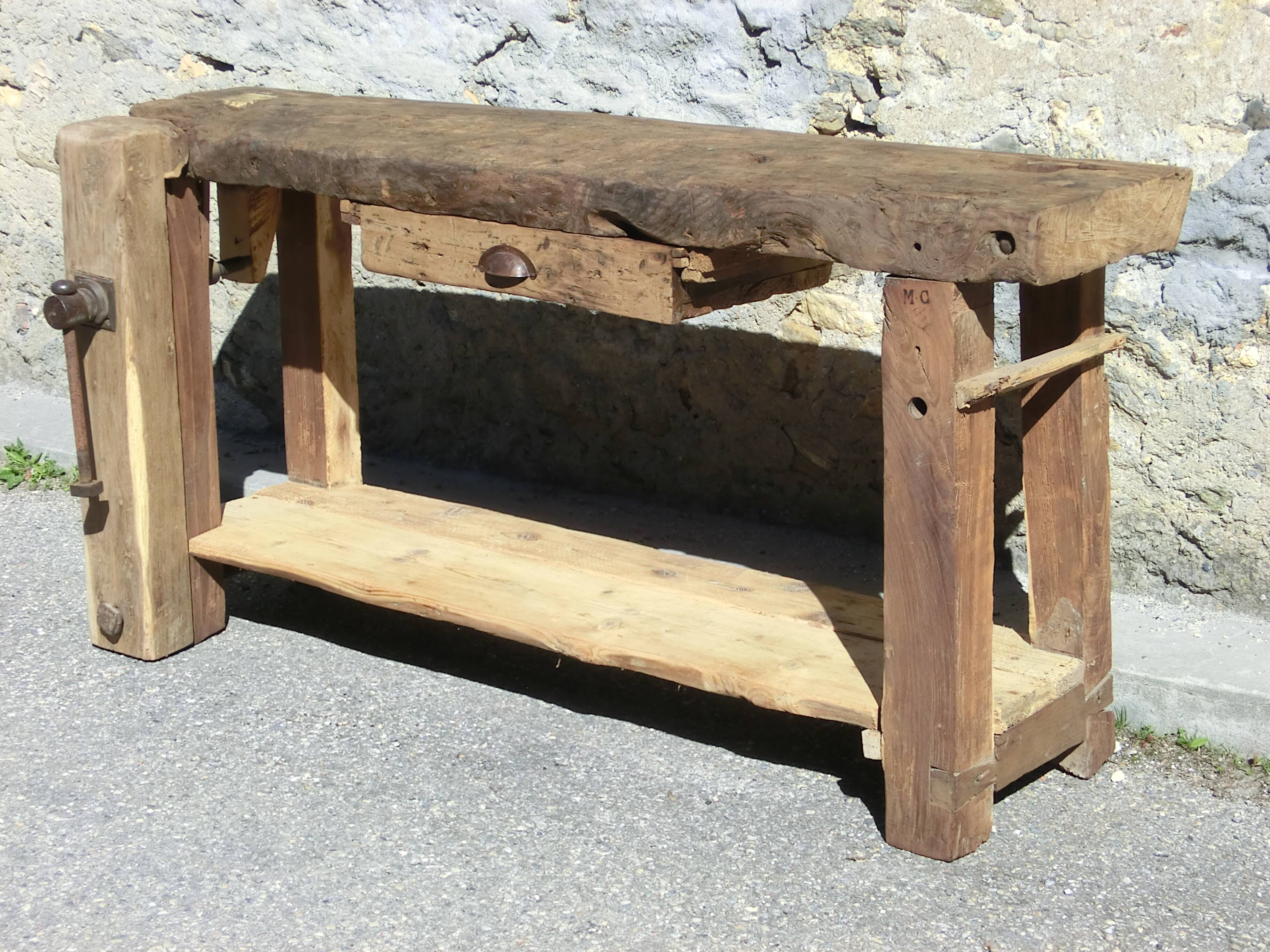 Very old oak carpenter's workbench - A charming piece of trade furniture.