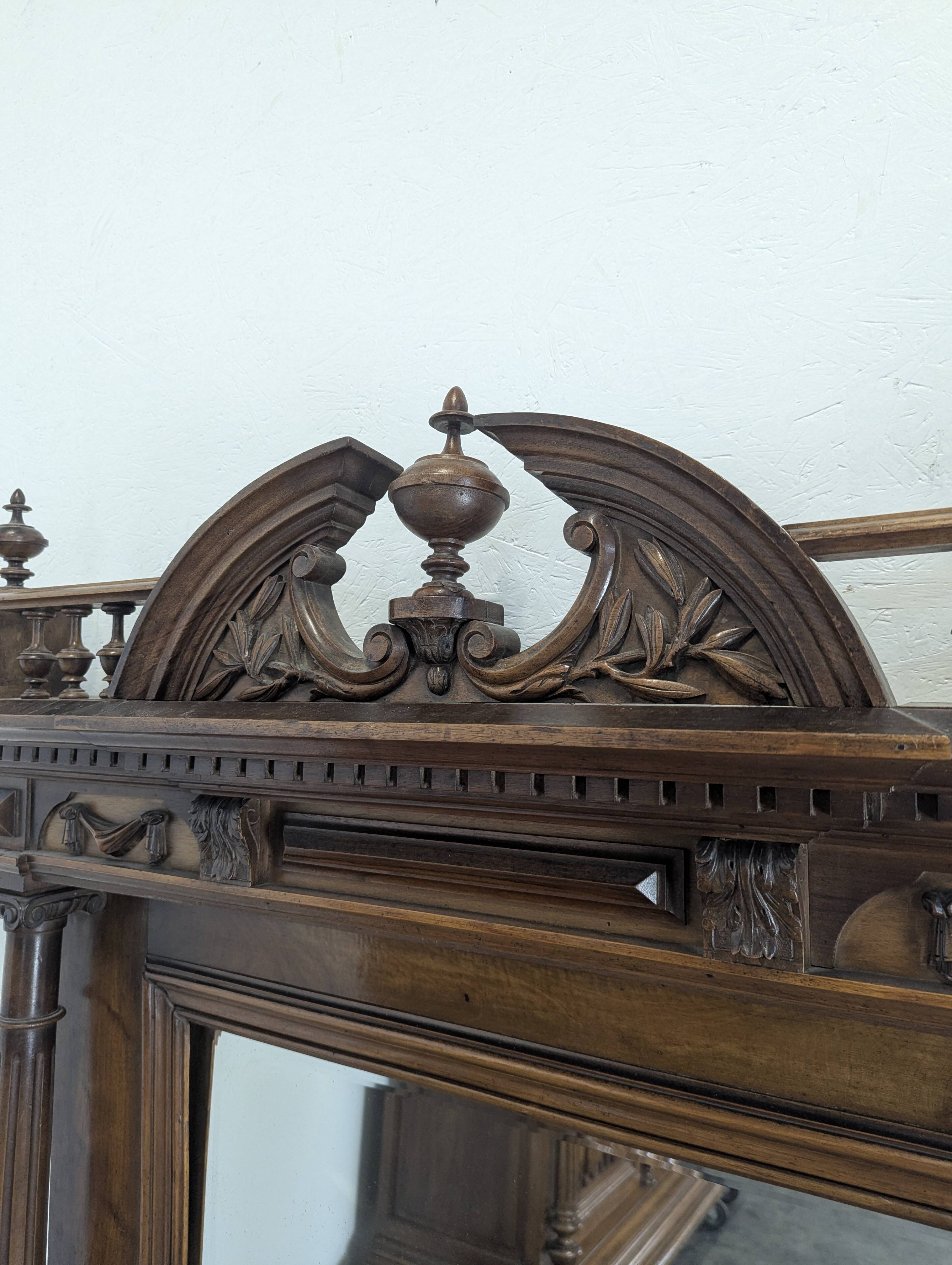 Large Renaissance-style mirror in solid walnut