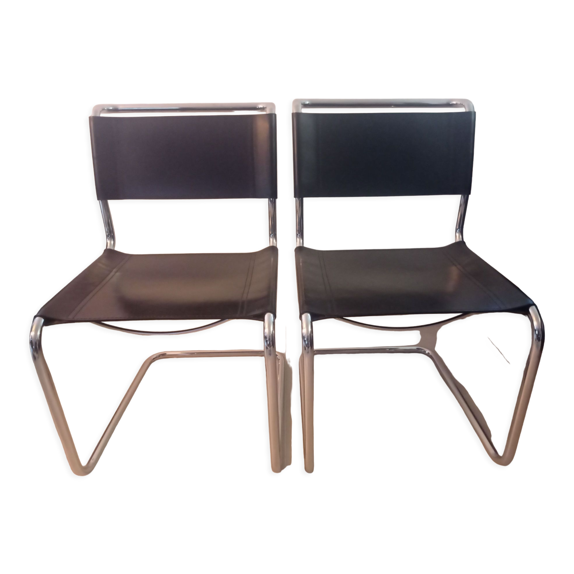 Paire de chaises en cuir noir et chrome modele Spoletto du designer Bersanelli