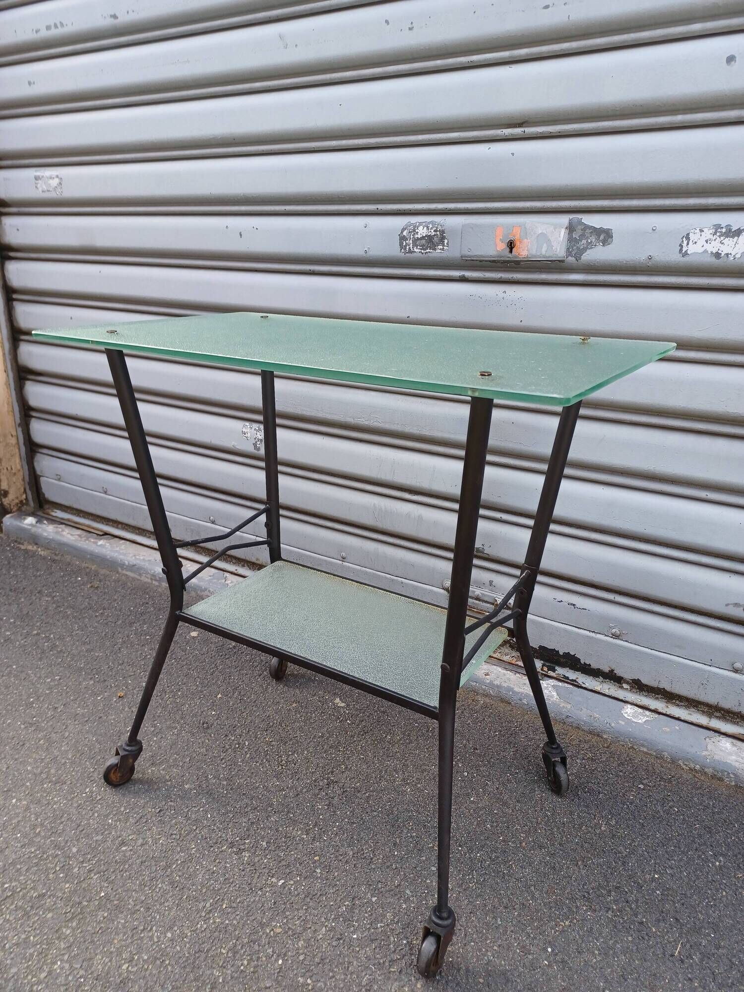 Desserte roulante, en métal et verre, années 50
