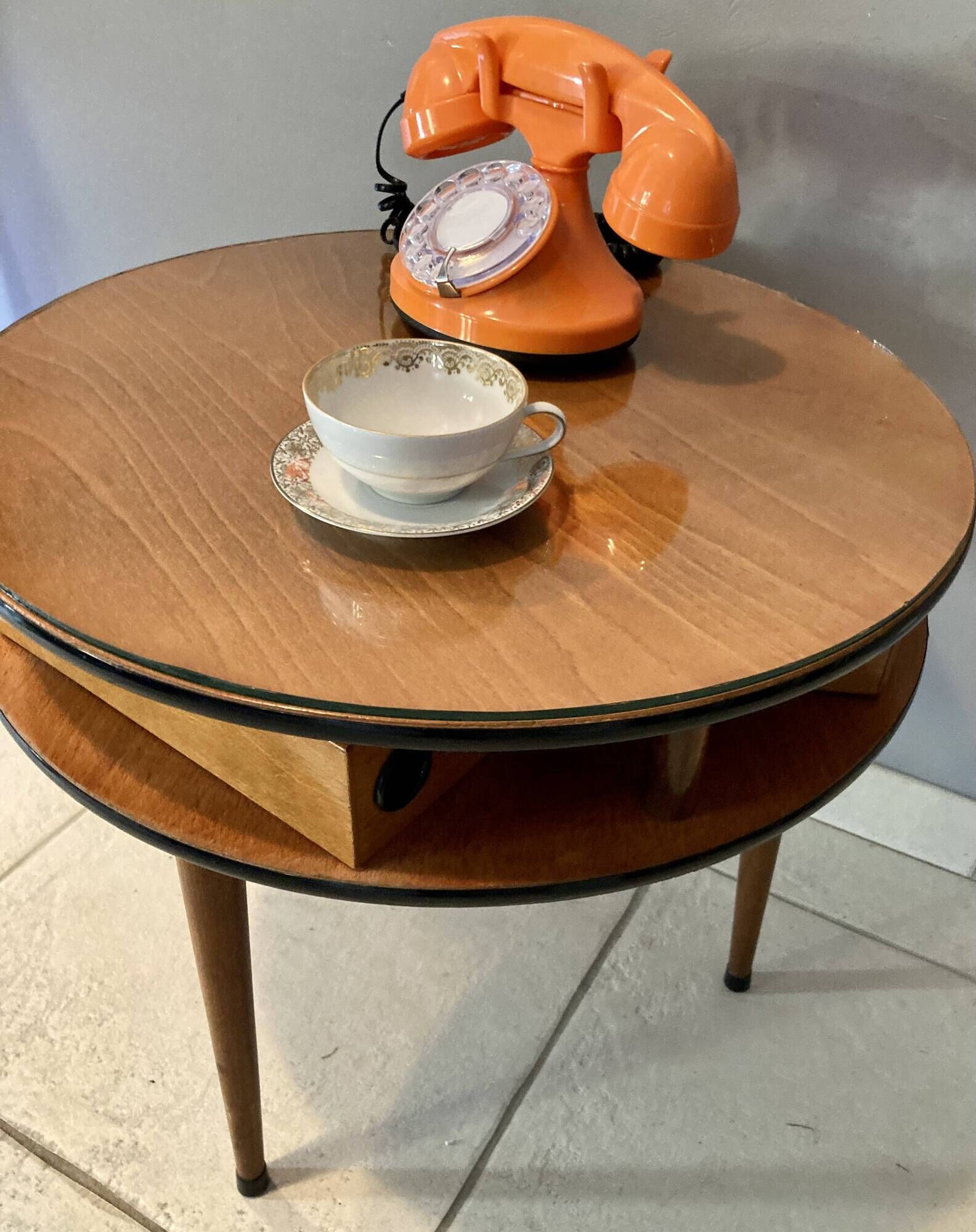 Travailleuse tripode, tiroirs et vitre en verre d'origine