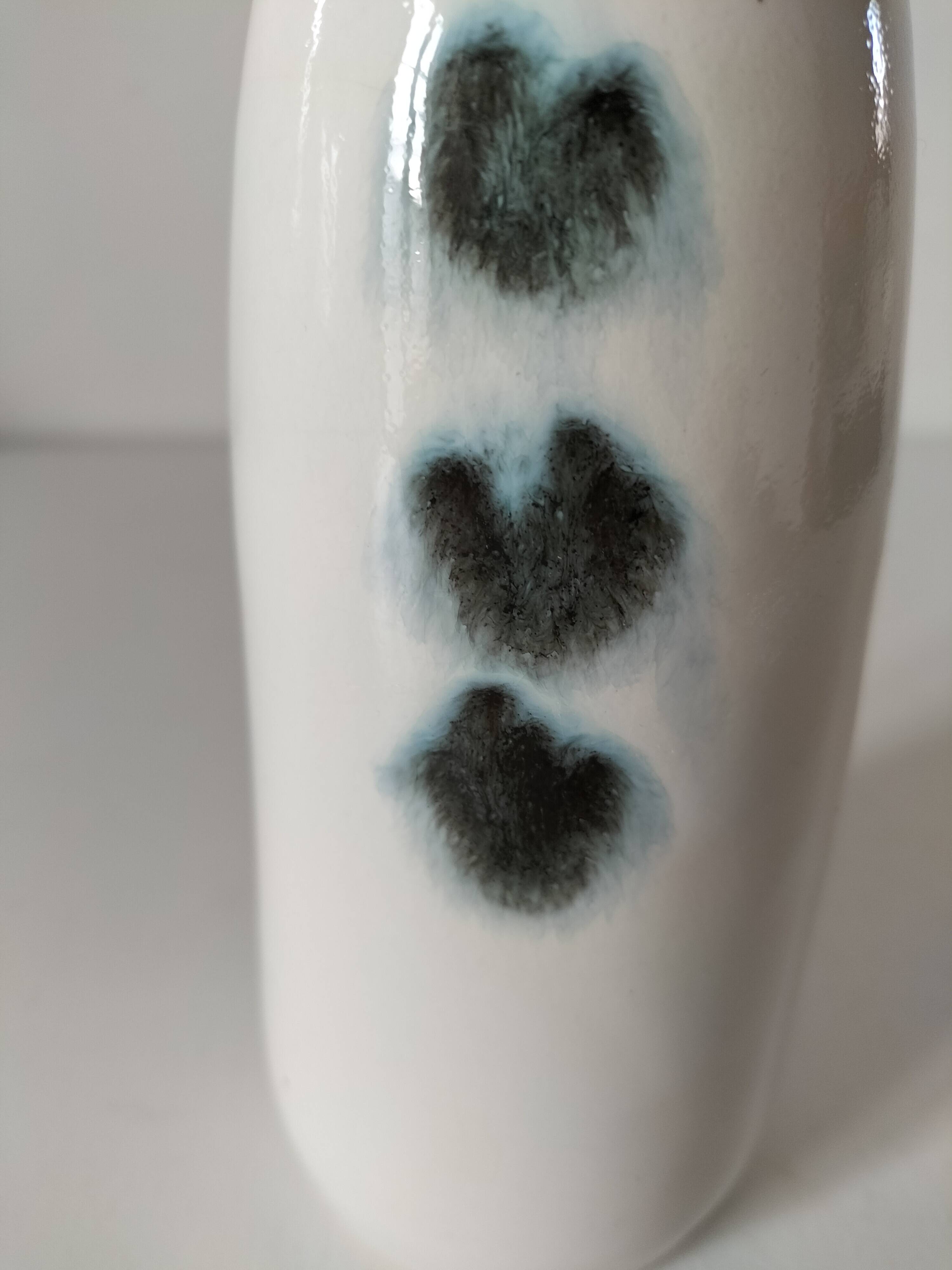 Duo de vases en céramique émaillée, décor pictural, signés MU