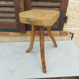 Tabouret de campagne en bois brut et piètement tripode