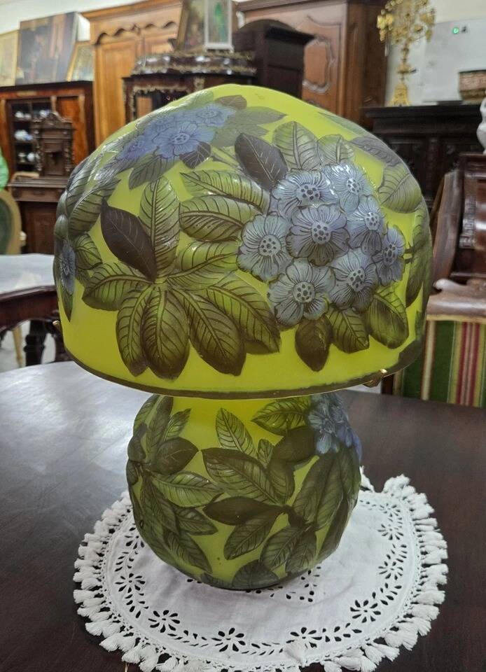 Table lamp in multilayer glass paste, adorned with a rich floral decoration.
