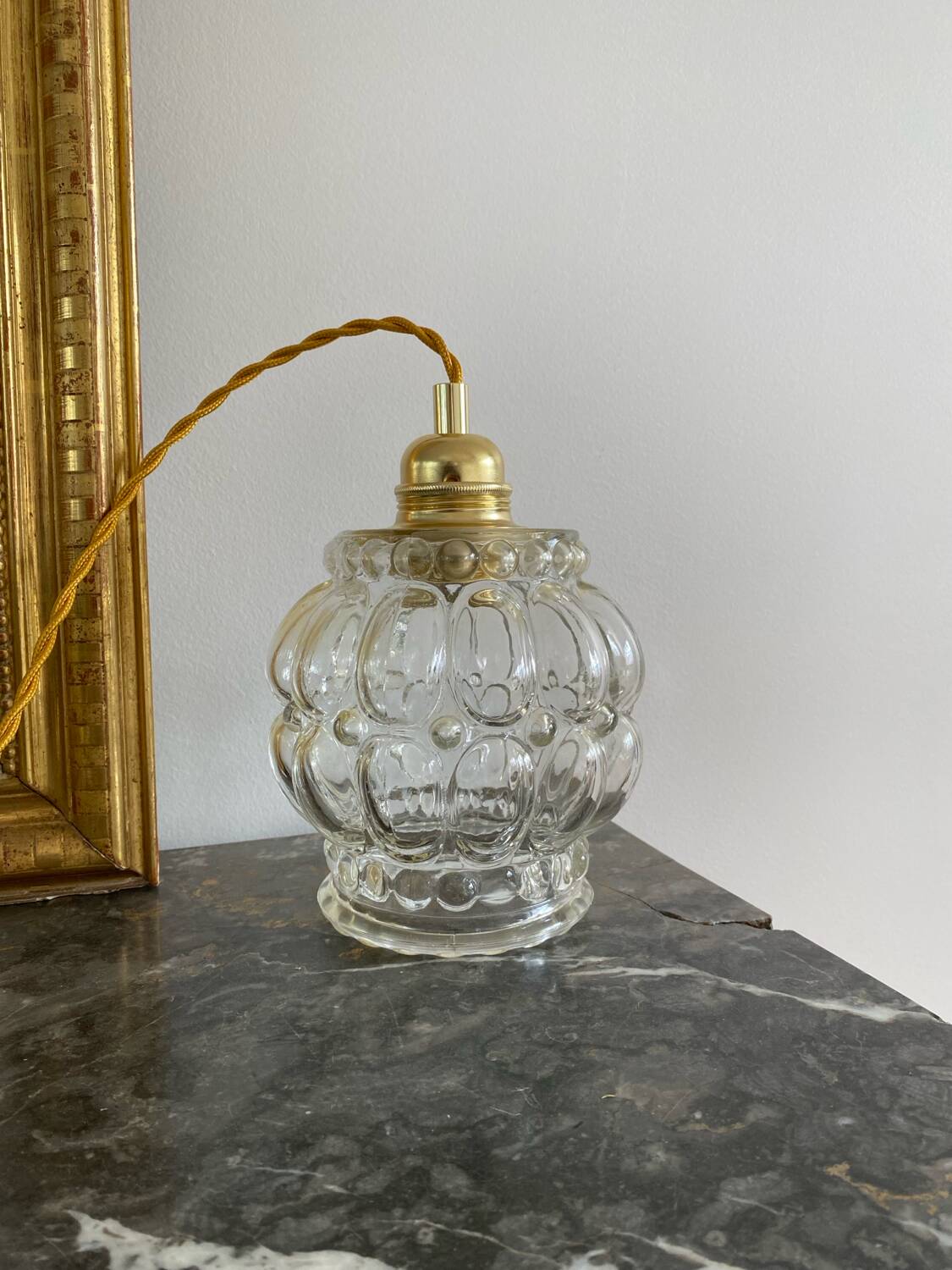 Walking lamp with vintage globe in transparent molded glass