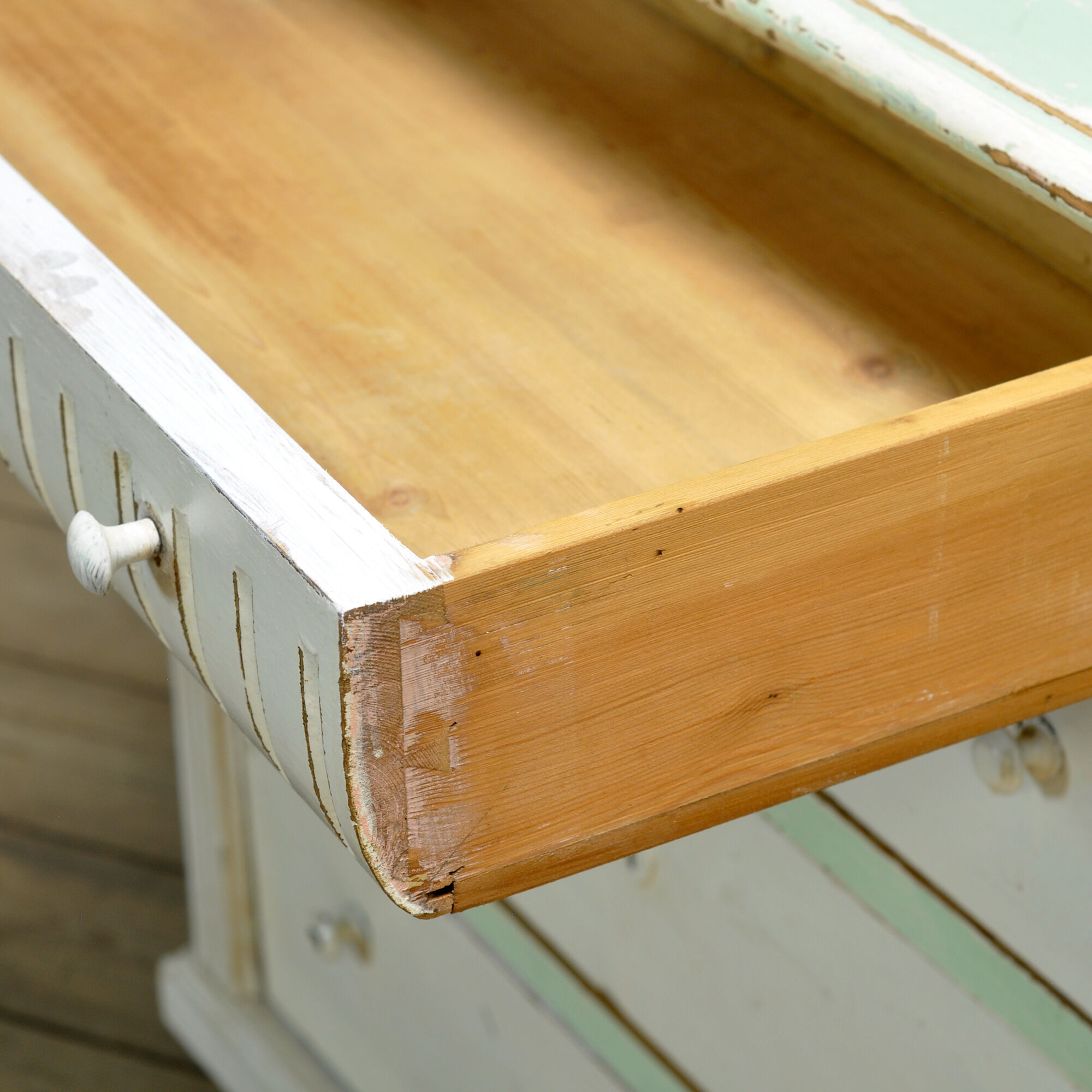 Commode en pin, vers 1910