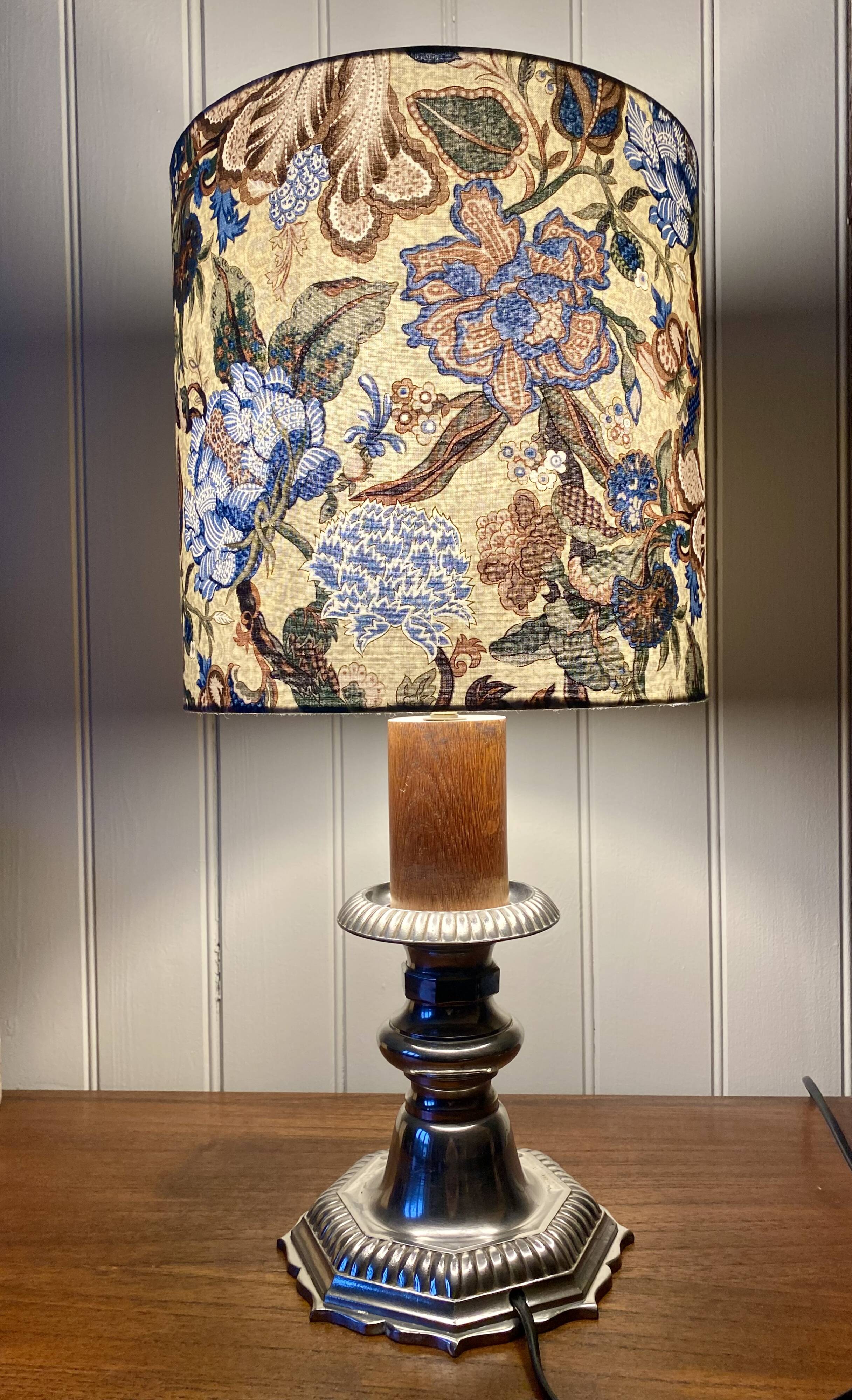 Baroque lamp in metal, wood and fabric
