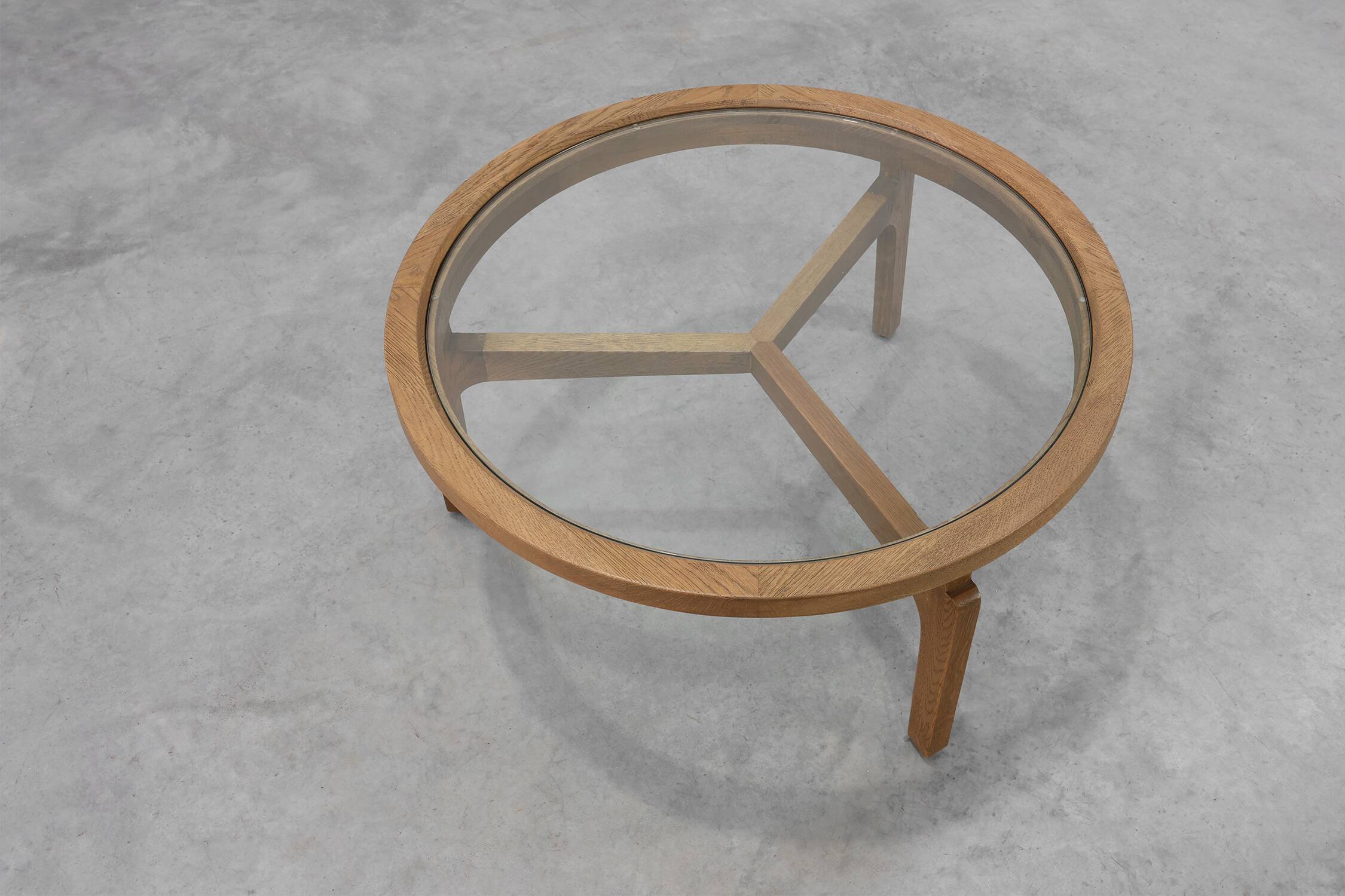 Table basse en bois de cèdre et verre, Italie fin du 20e siècle