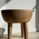 Chaise quadripode assise ronde à petit dossier en manguier naturel monoxyle
