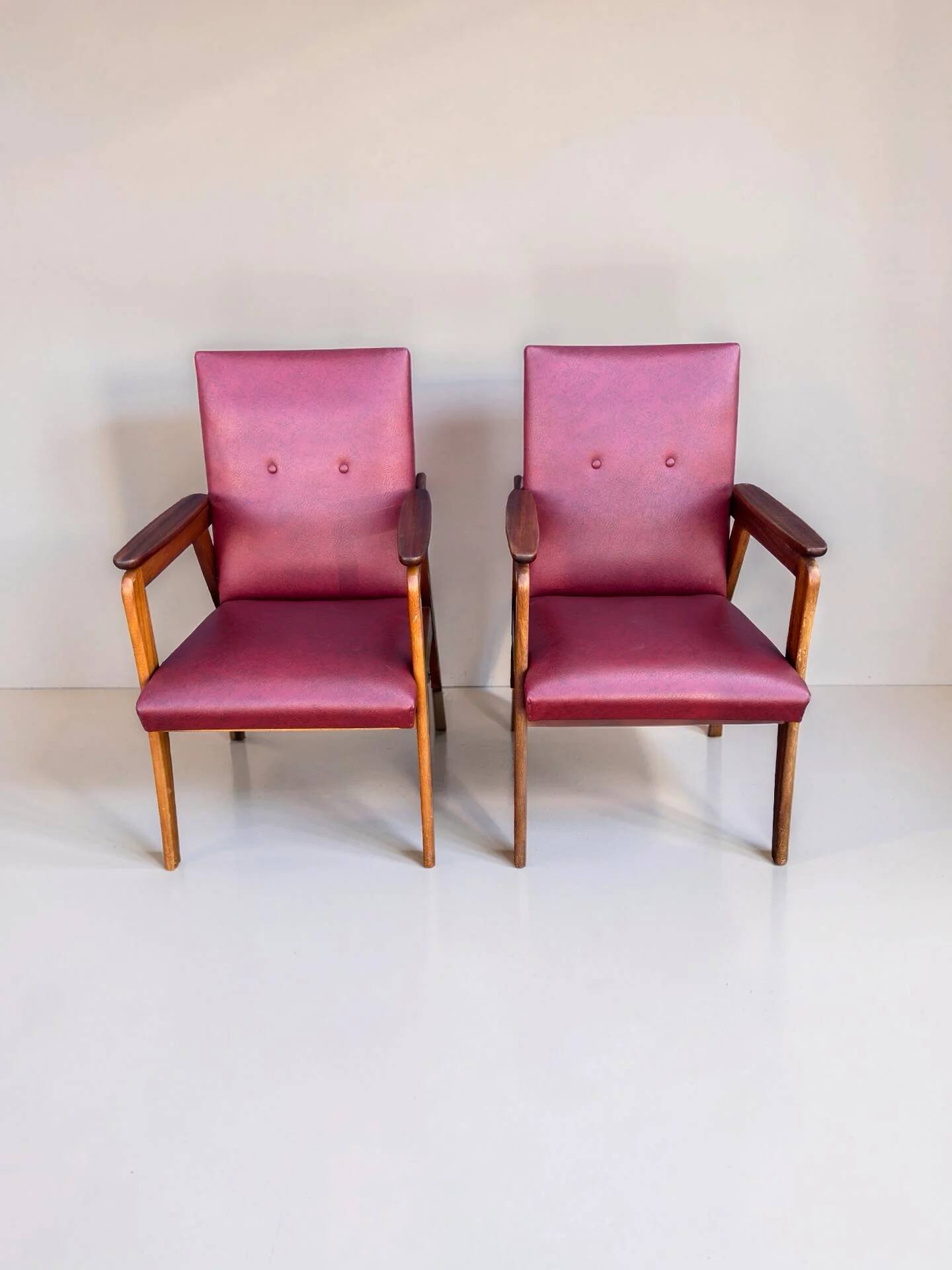 Vintage design armchair set – red skai and teak (1960s)