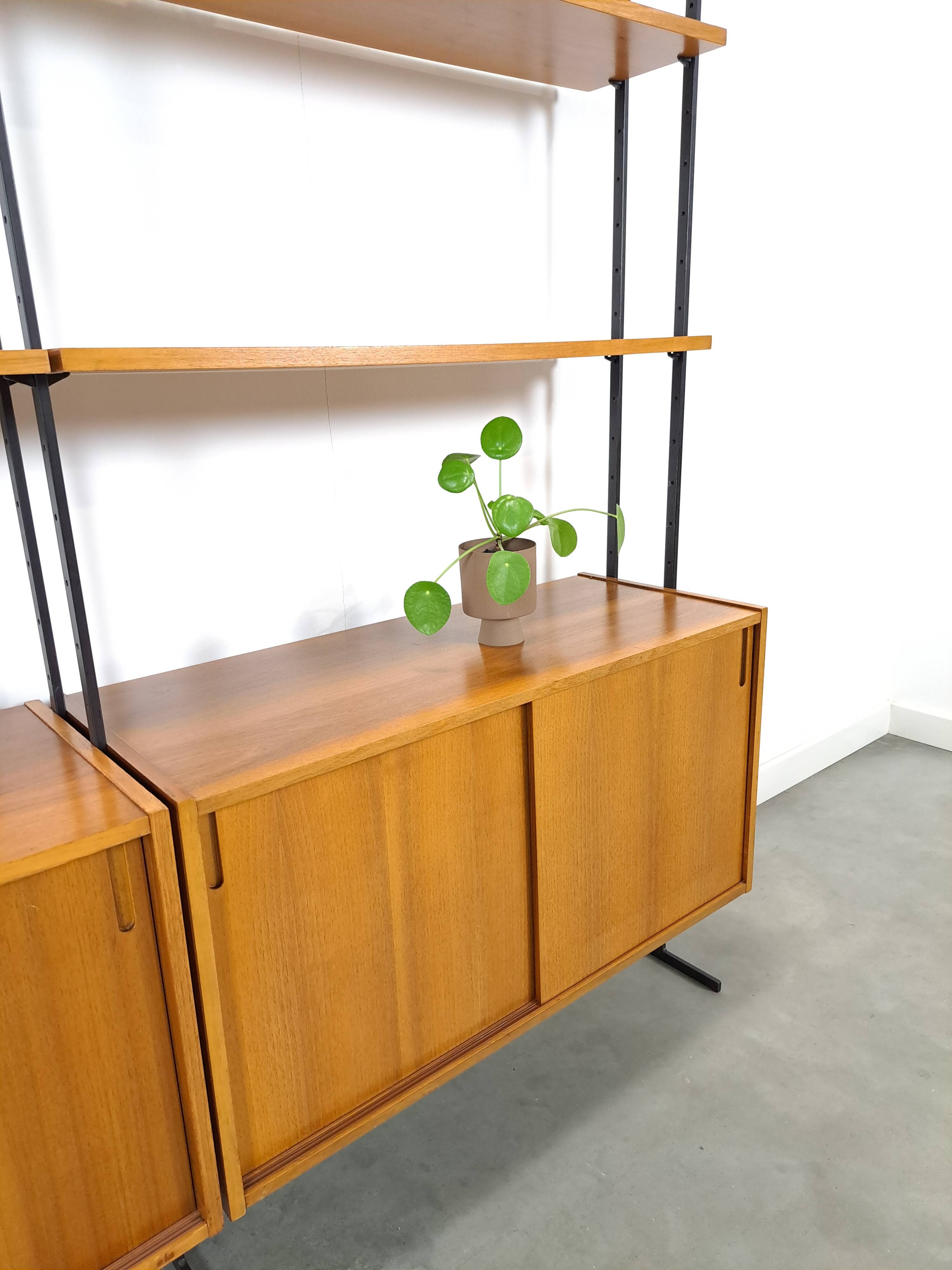 Modulair Omnia wandsysteem, Hilker, teak en zwart staal met legplanken