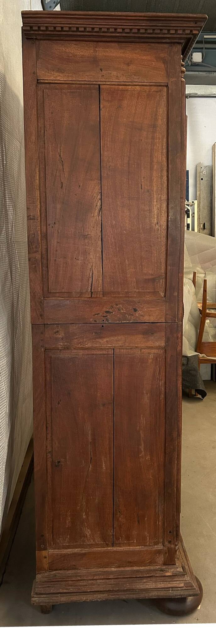 Armoire en noyer massif