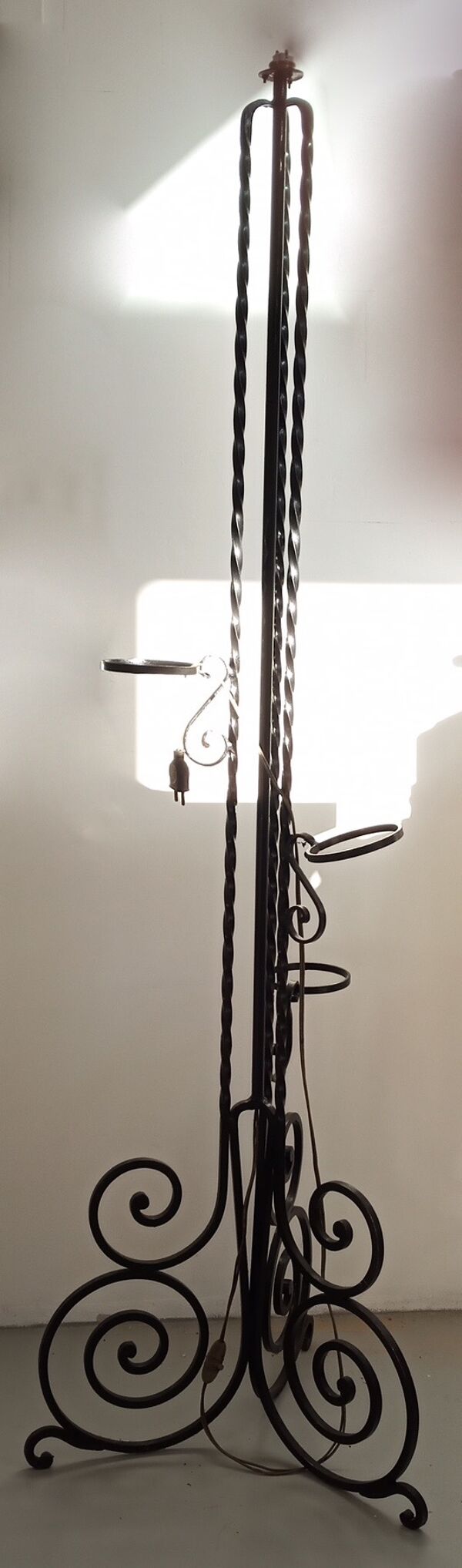 Lampadaire fer forgé torsadé avec porte-plantes des années 50-60