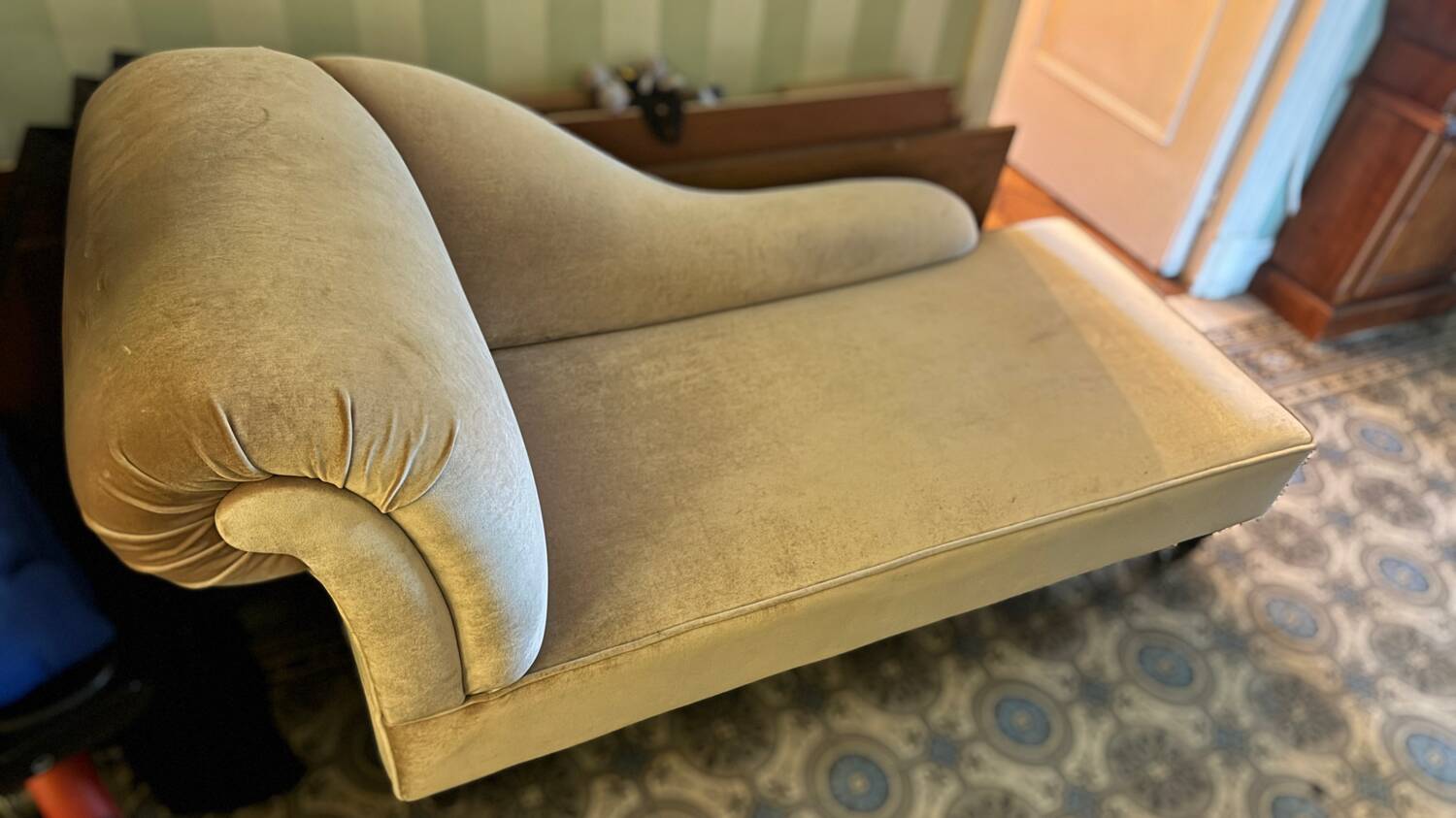 Velvet daybed