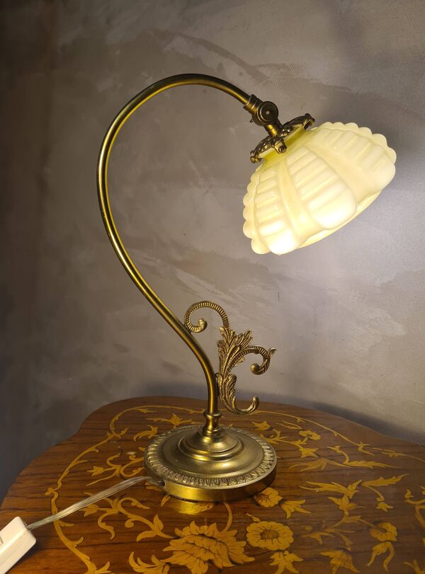 Lampe en bronze et laiton, abat-jour en opaline, 1950