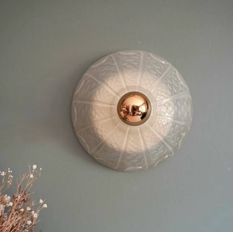Applique murale globe Art déco écailles