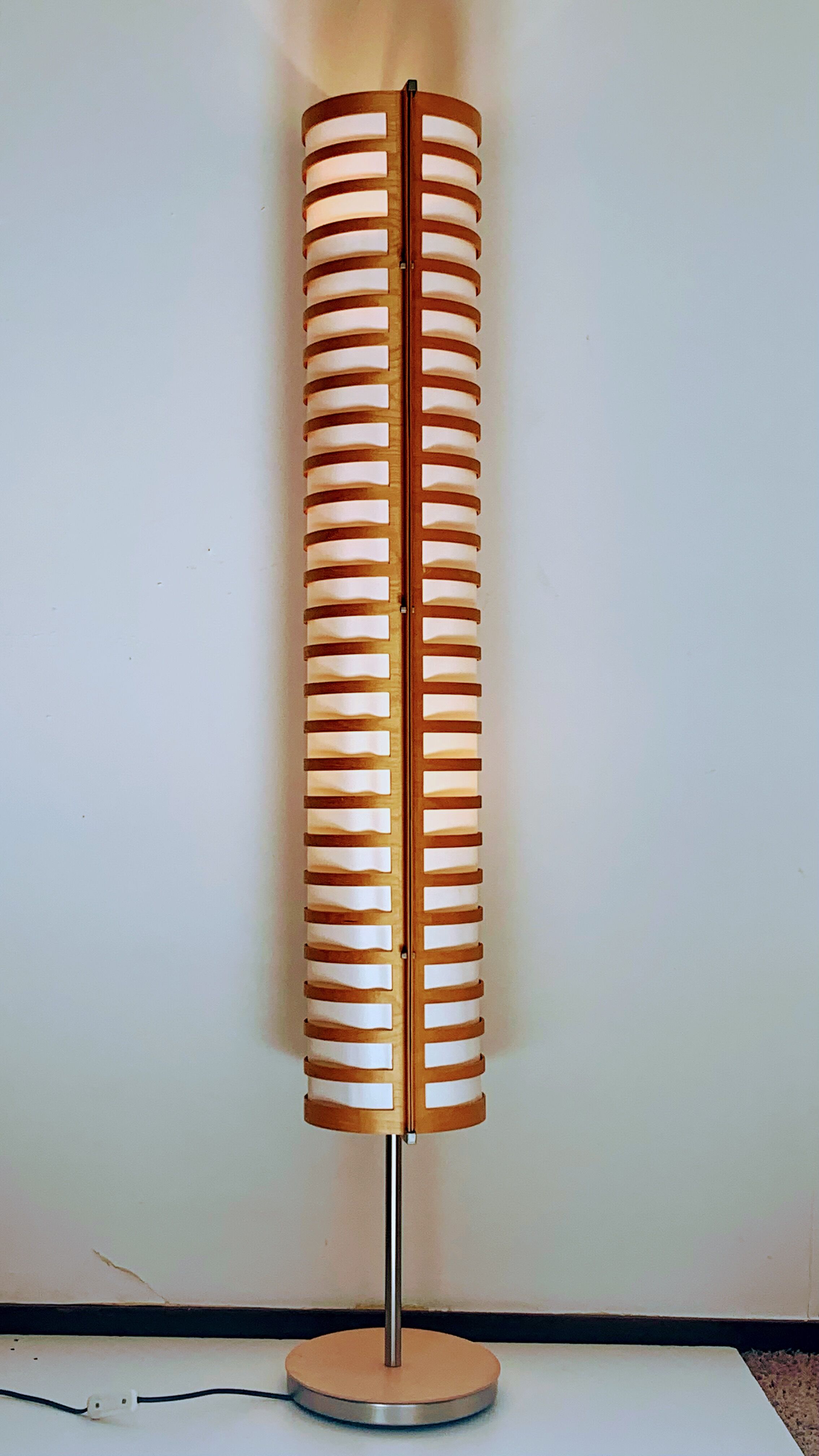 Lampadaire en bois de hêtre et textile Ikea Strimma