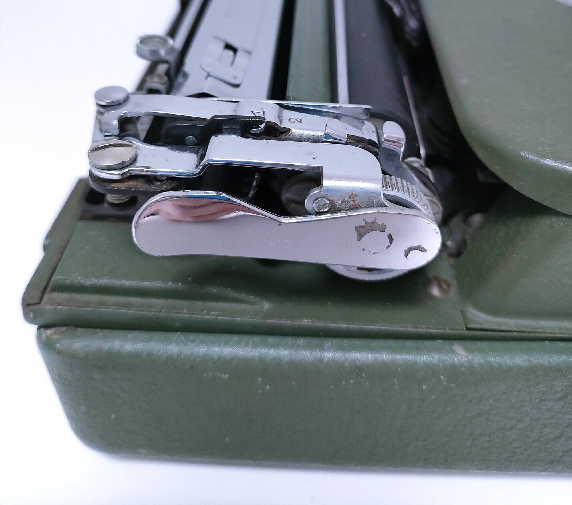 Rooy portable typewriter 1950s khaki metal