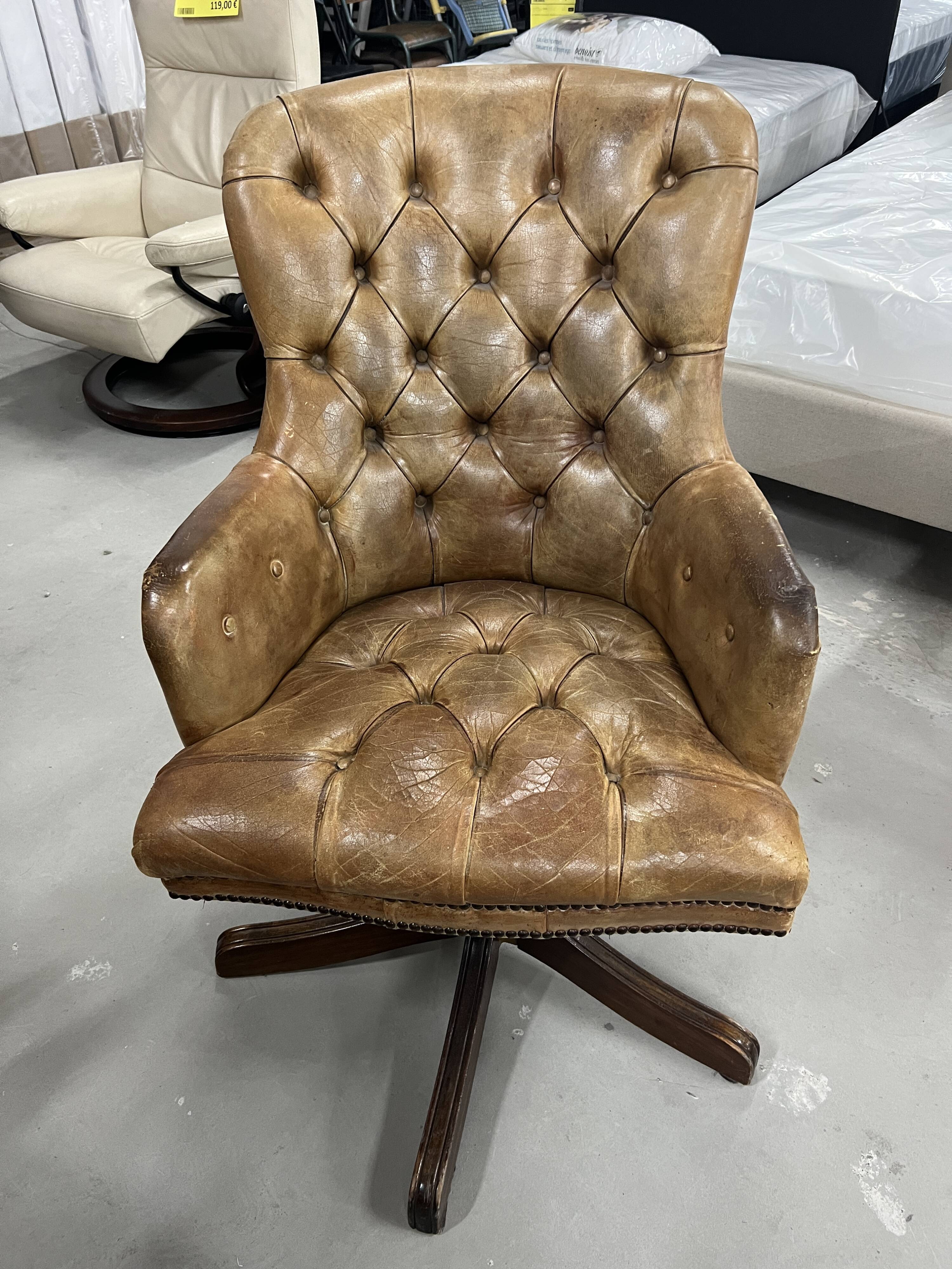Office chair Chesterfield Gainsborough Chair swivel, in antique gold leather and mahogany