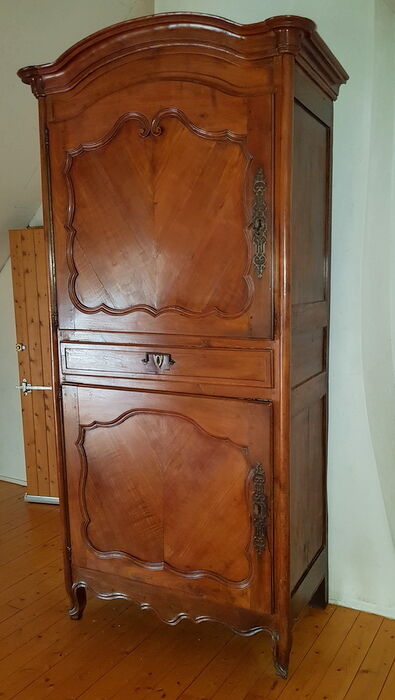 Buffet cabinet vendéen with caramel patina