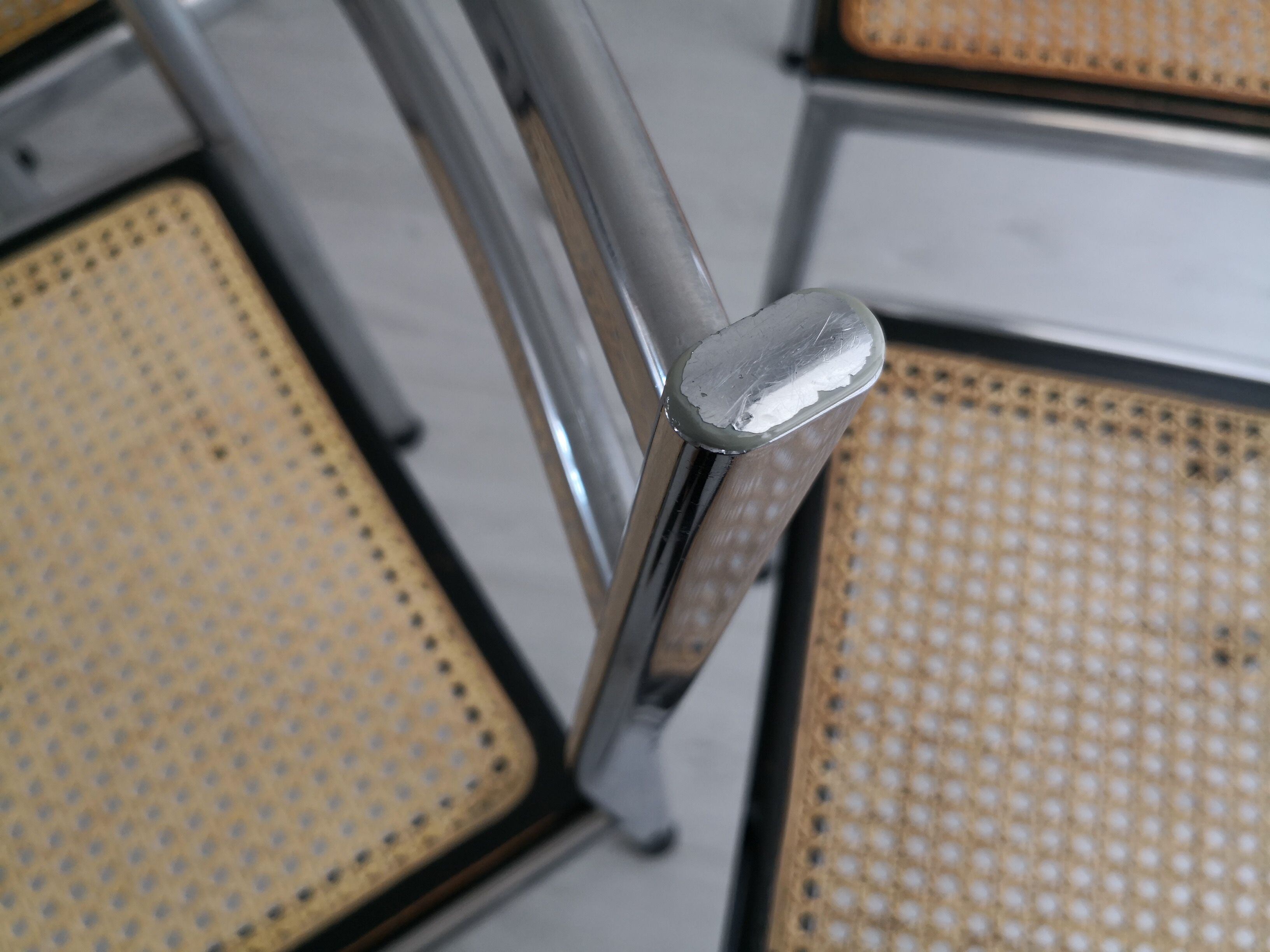 Suite de 4 chaises cannées des années 70/80