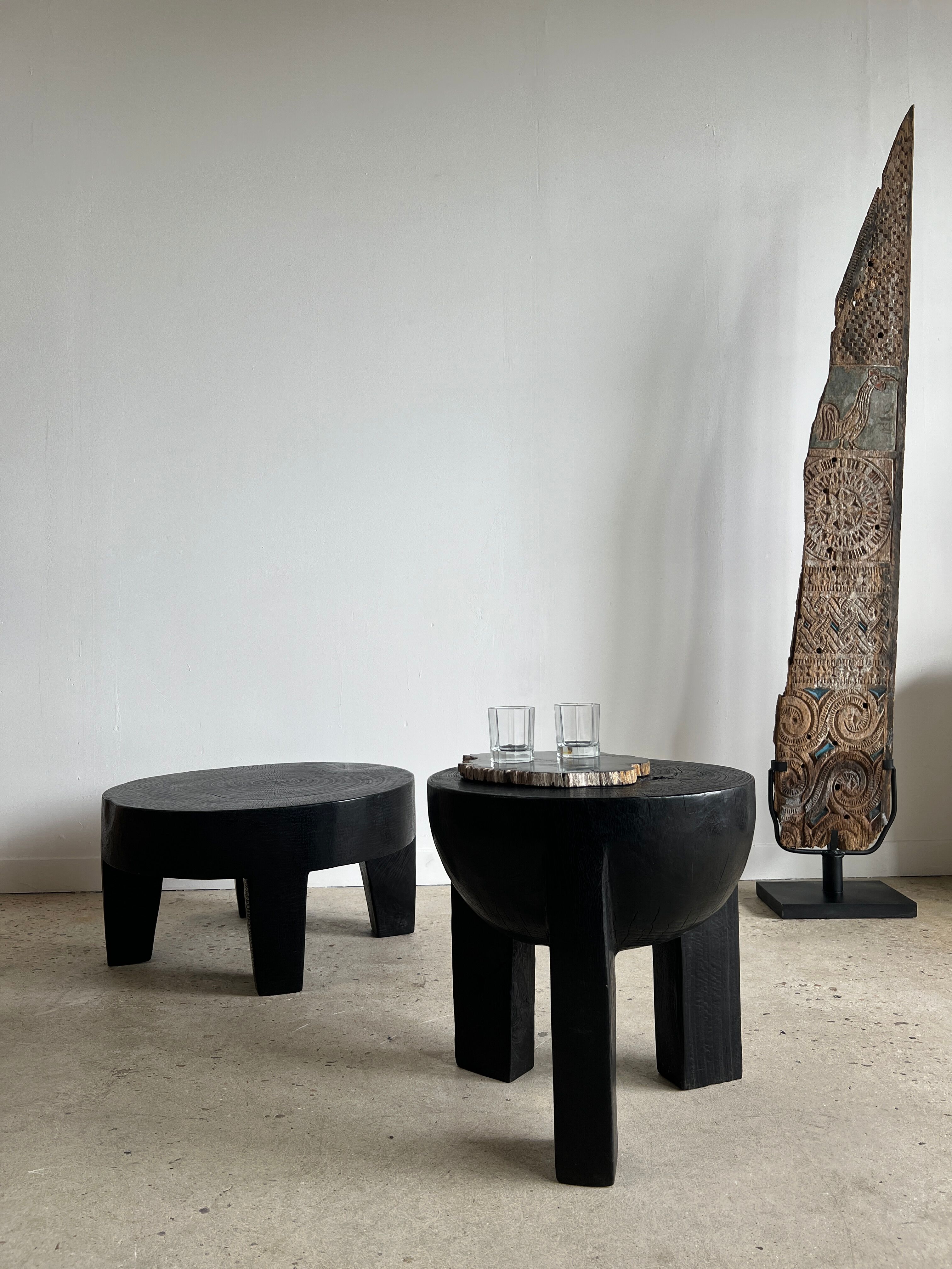 Black mango wood tripod side table with a semi-spherical top, height: 45 cm, diameter: 44 cm.