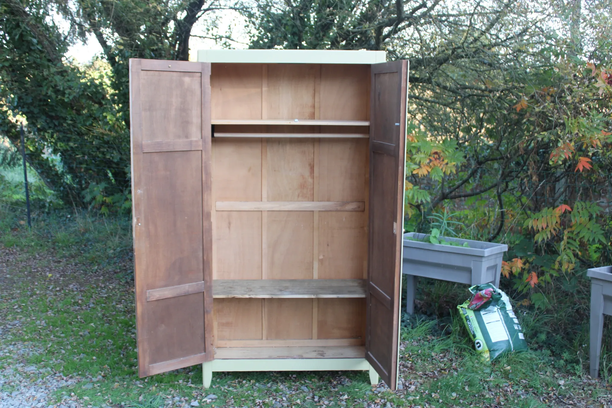 Parisian wardrobe in Clay Green wood – 2 moulded doors – H188 cm