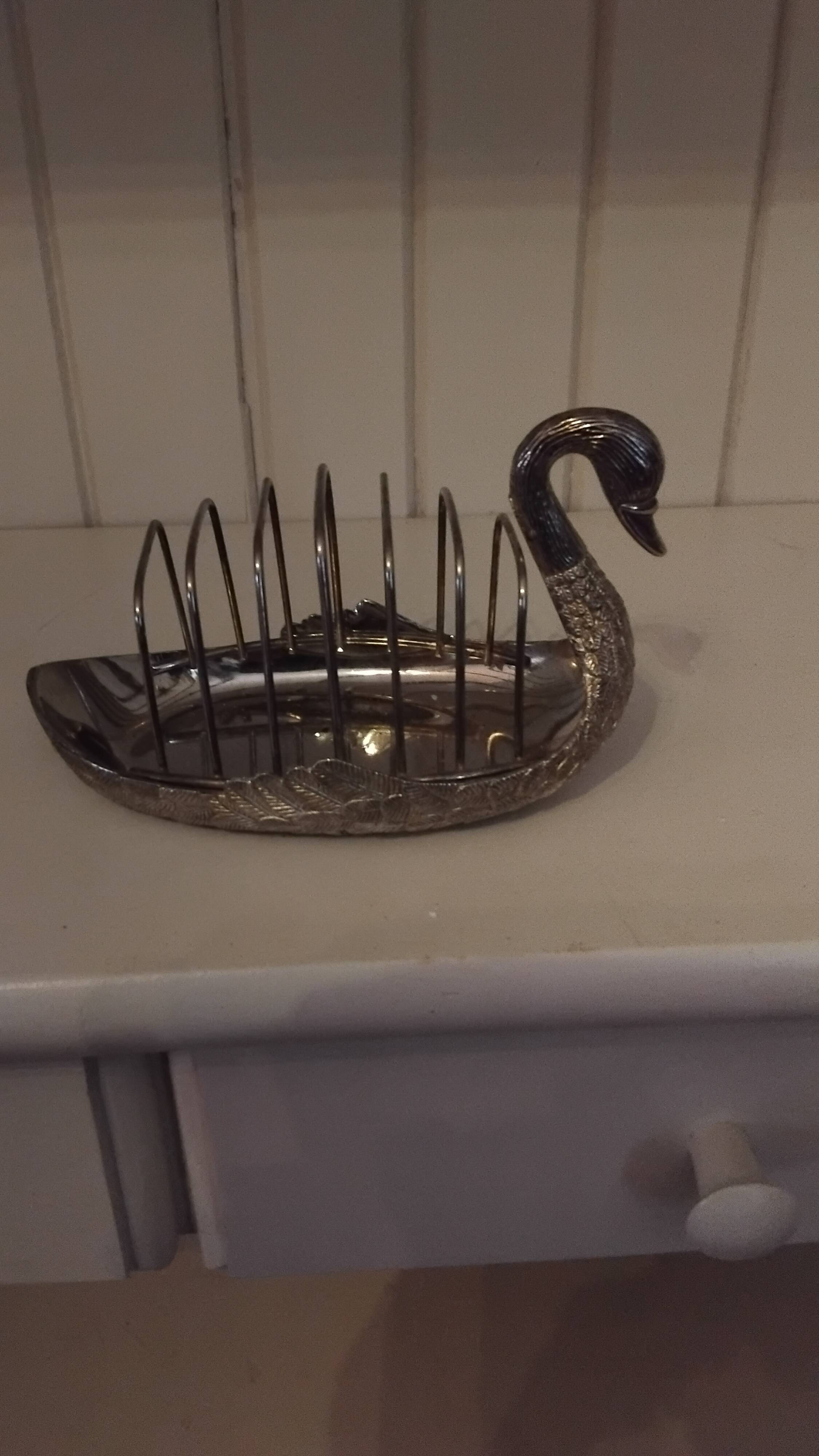 Service a toast with 6 silver-plated spoons.