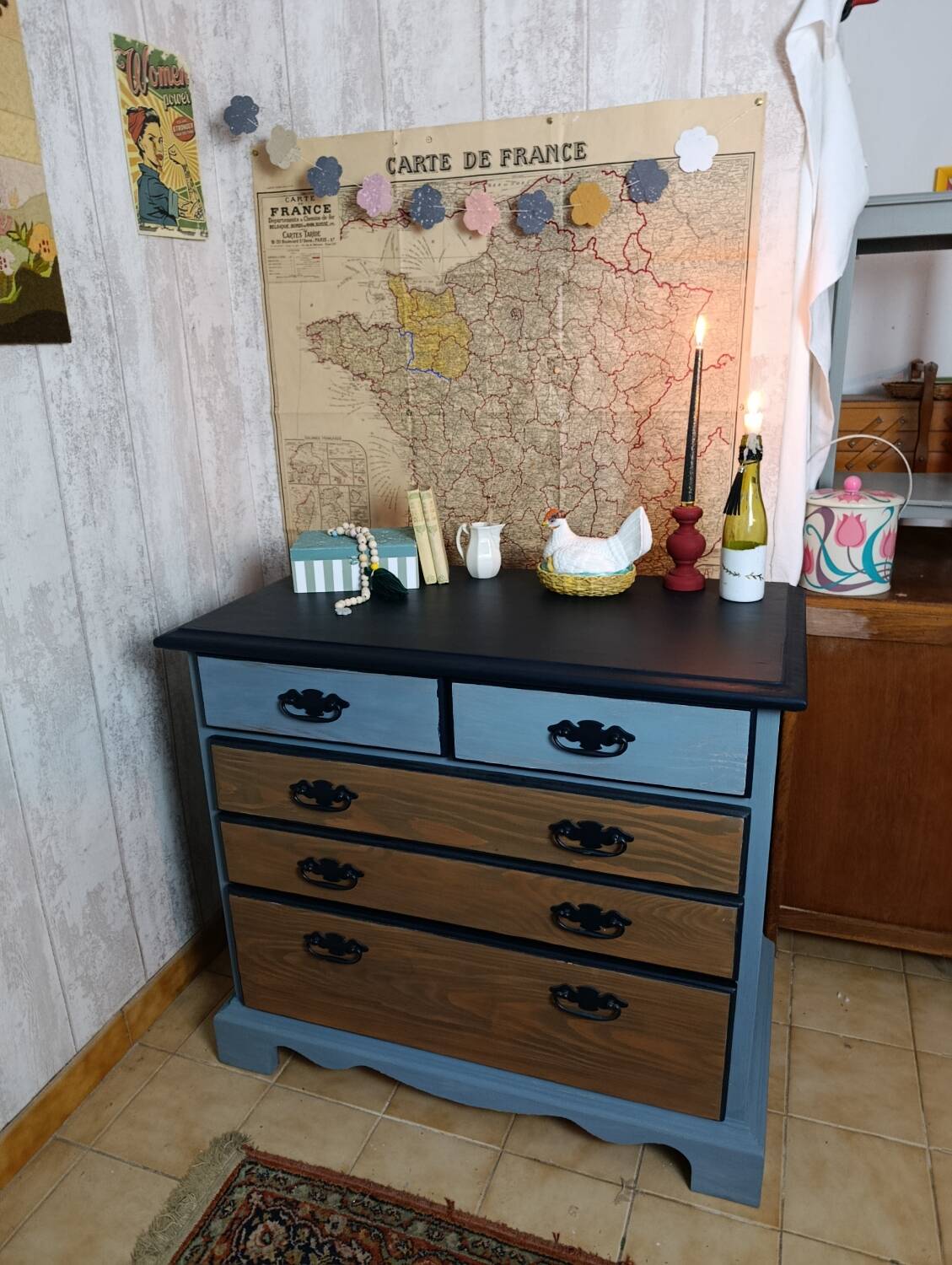 Chest of drawers with 5 drawers in solid dark wood and patinated blue.