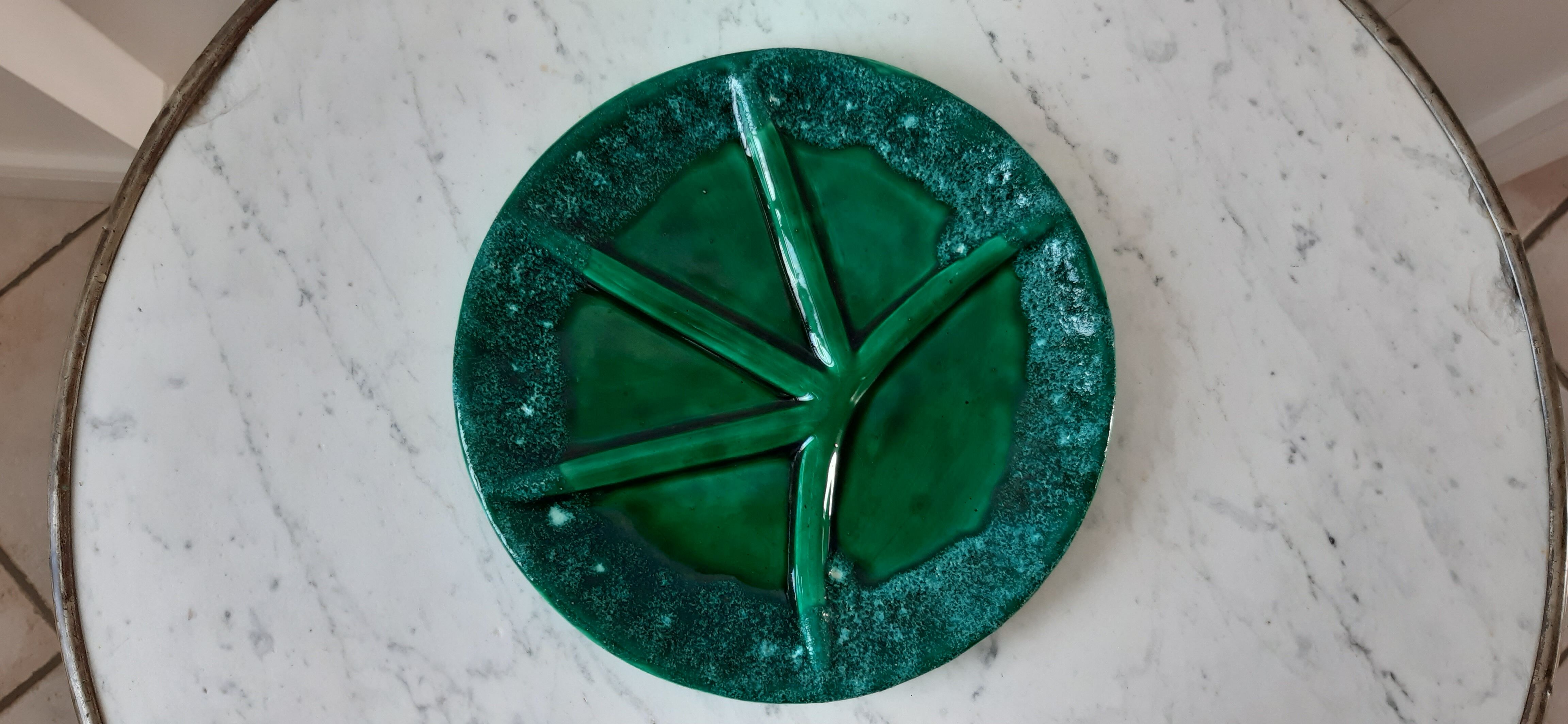 Plat Vallauris en céramique vert années 50-60