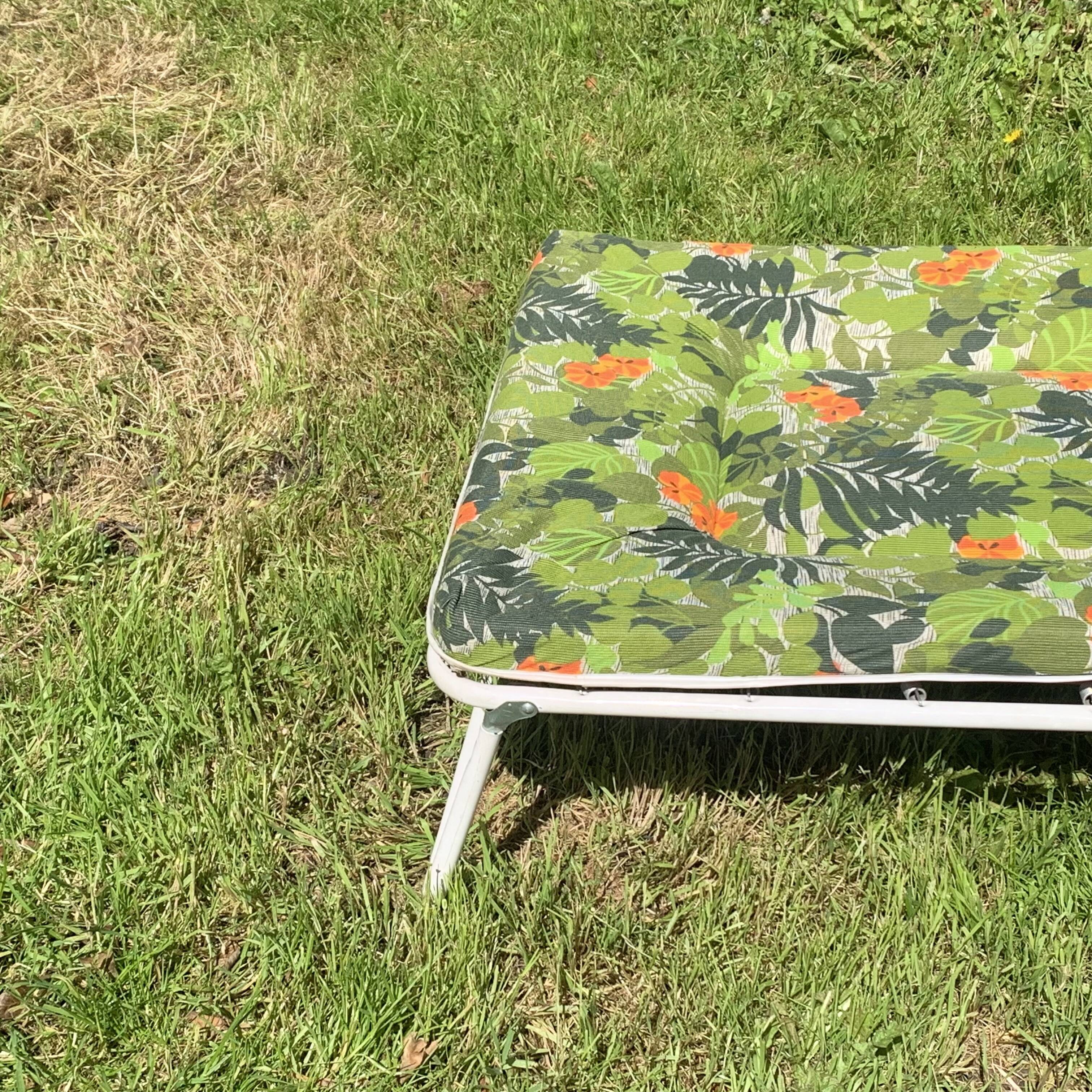 Bain de soleil vintage - transat au décor floral