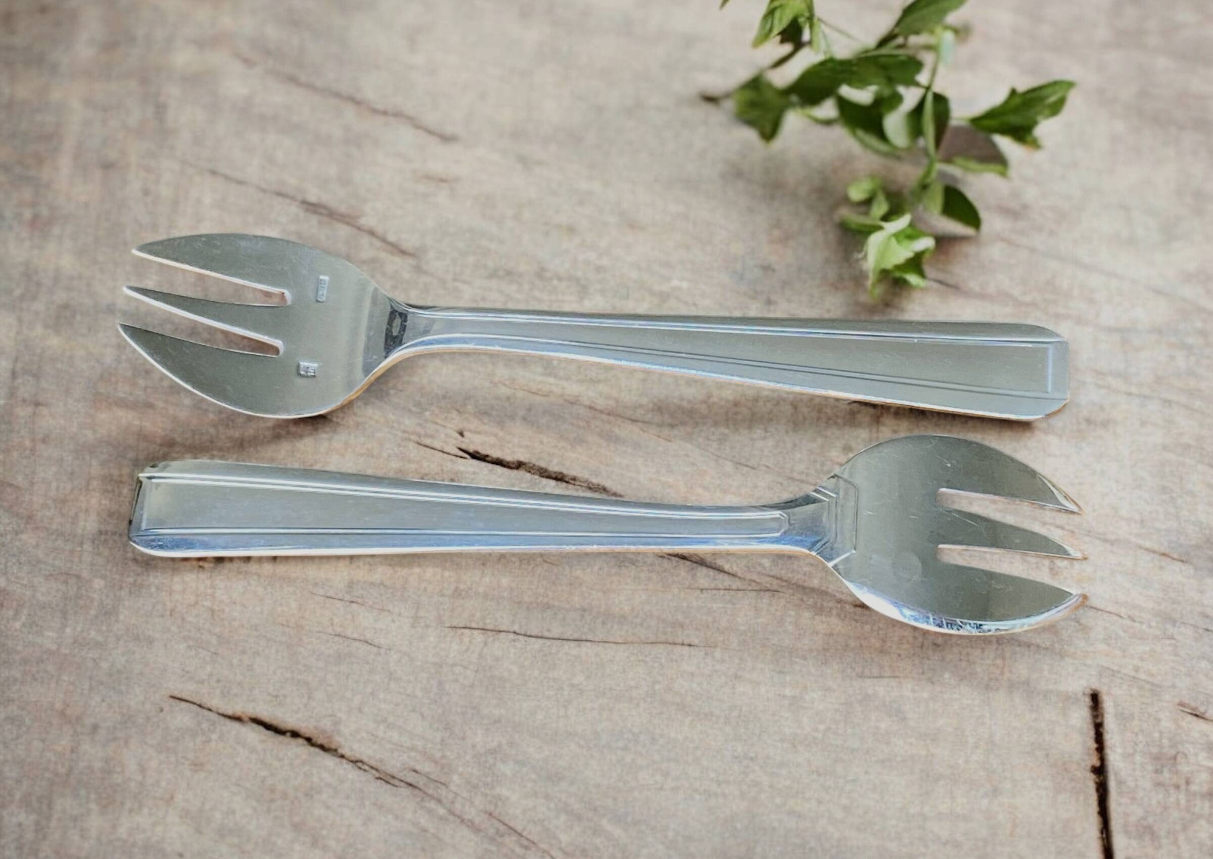 12 Art Deco oyster forks in silver plated metal by Apollo goldsmiths