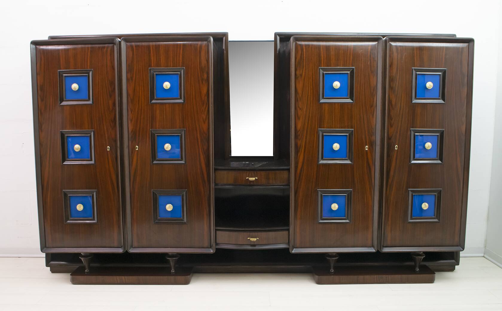 Guglielmo Ulrich Rare Mid-Century Modern Italian Walnut Bar Cabinet, 1940s