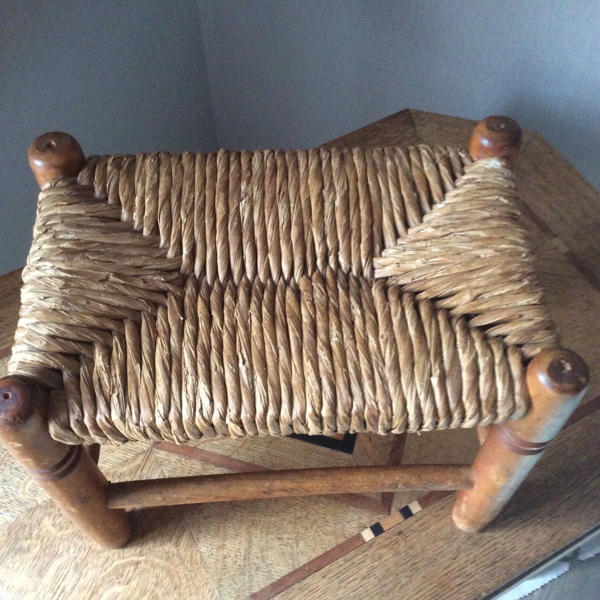 Duo de repose-pieds en bois et paille