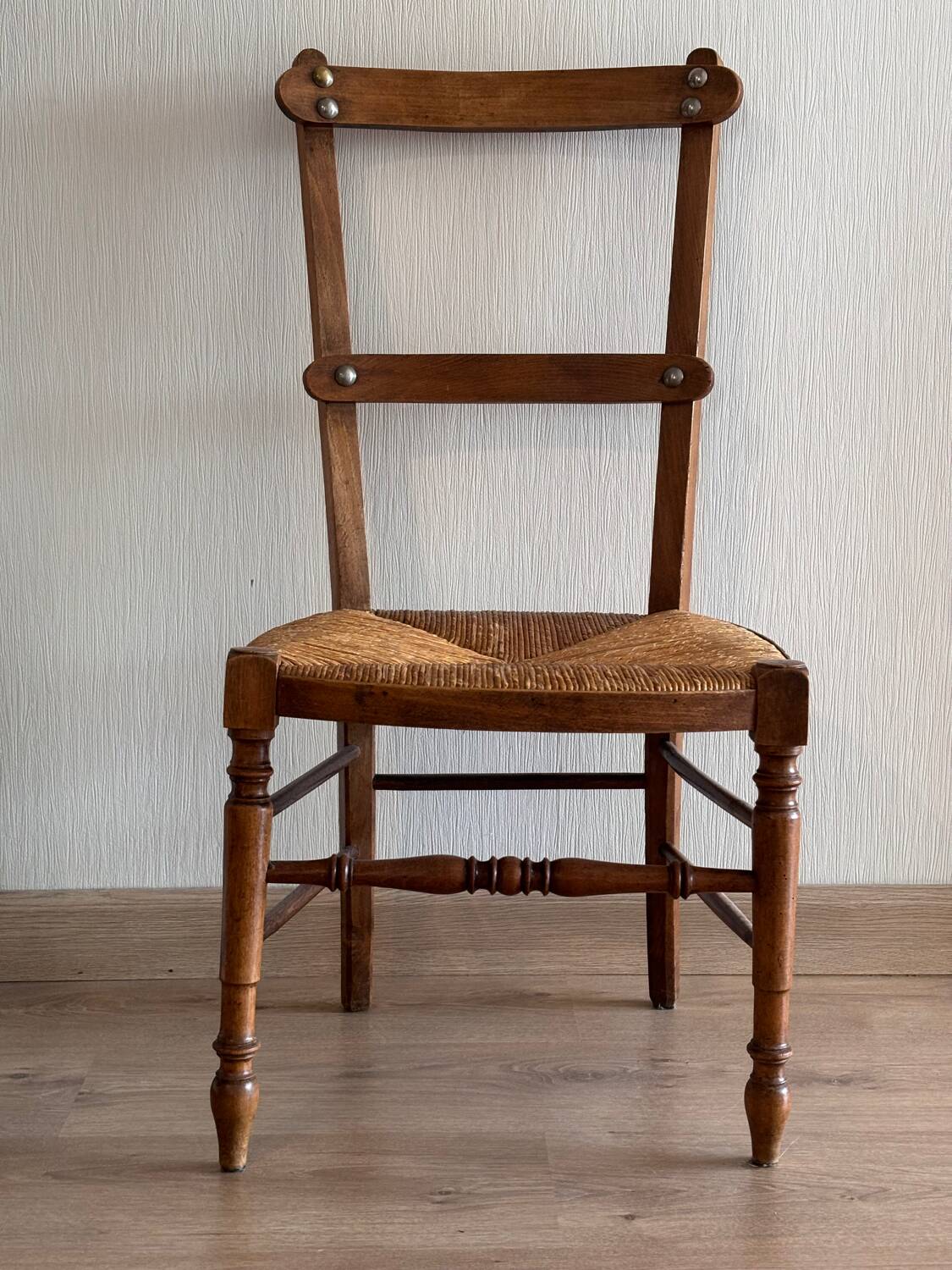 Chaise basse « nourrice » paillée vintage