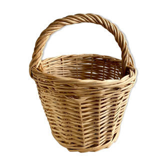 Round wicker basket