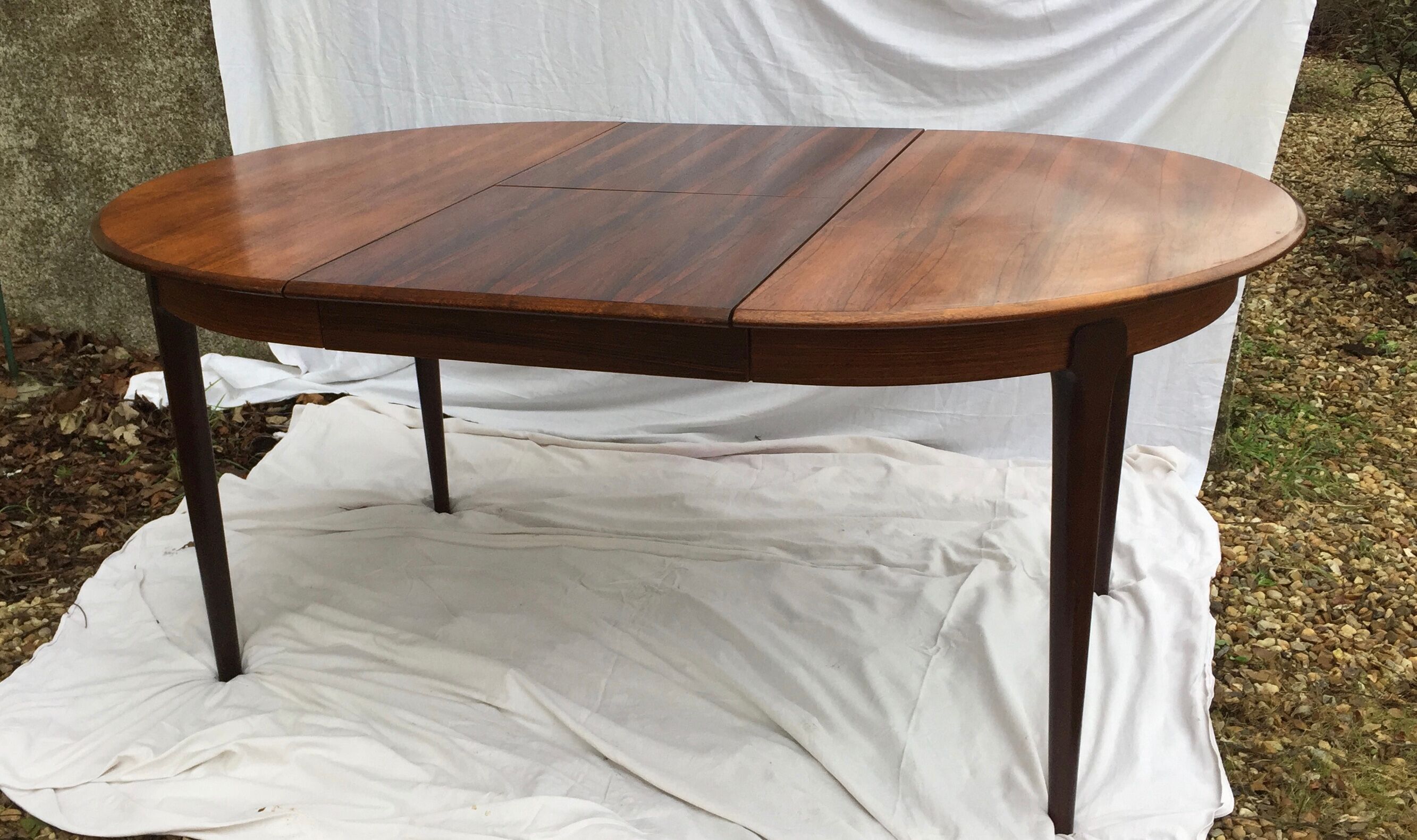 Scandinavian round table with extension