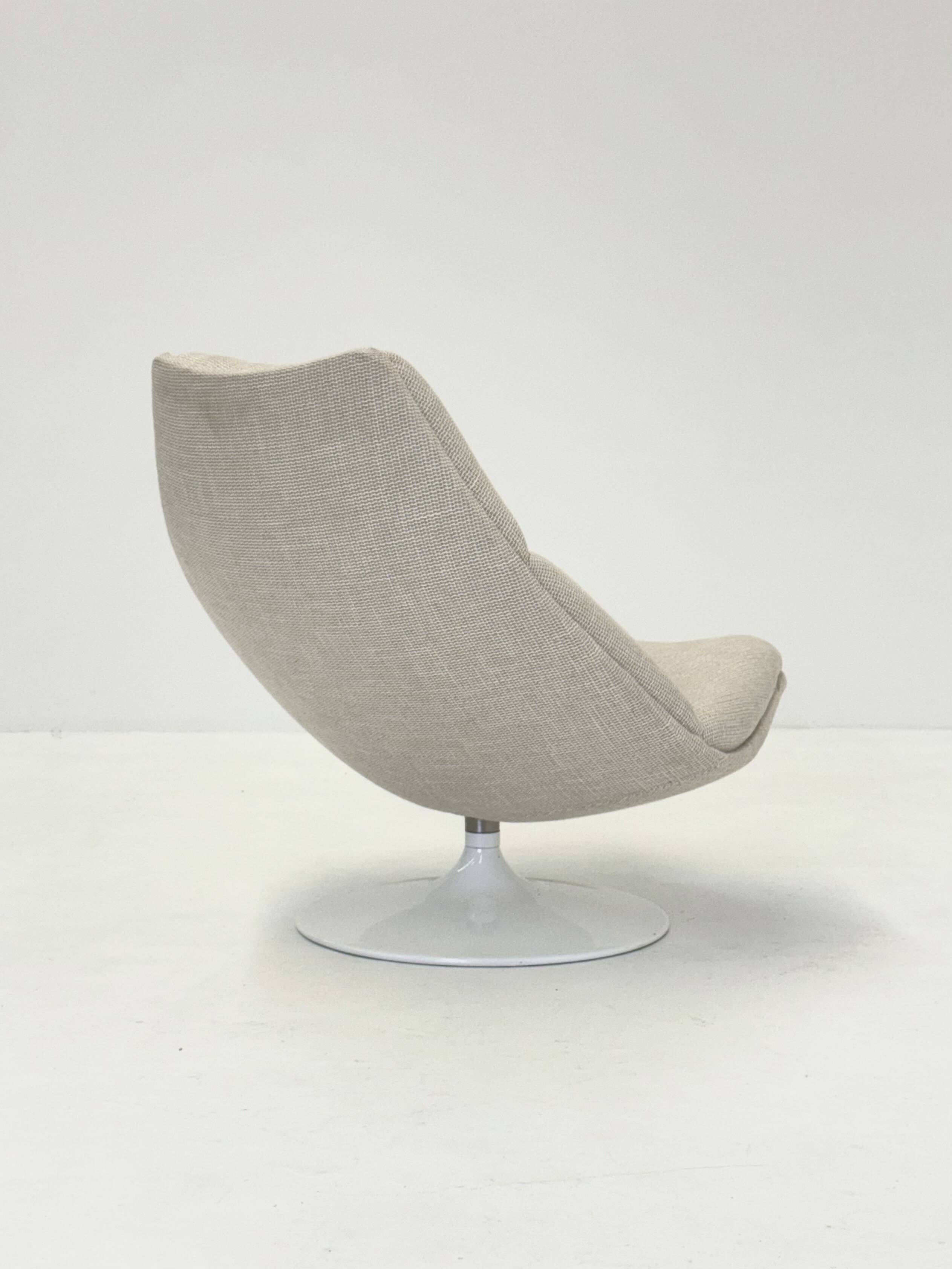 Artifort F511 armchair in cream