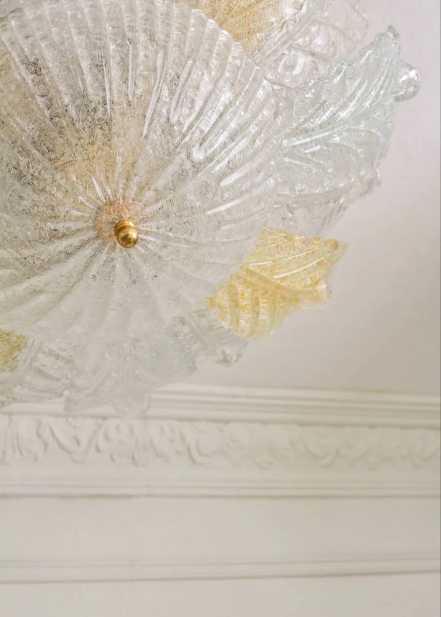 Chandelier/plafonnier vintage en Murano avec 16 feuilles blanches et ambrées.