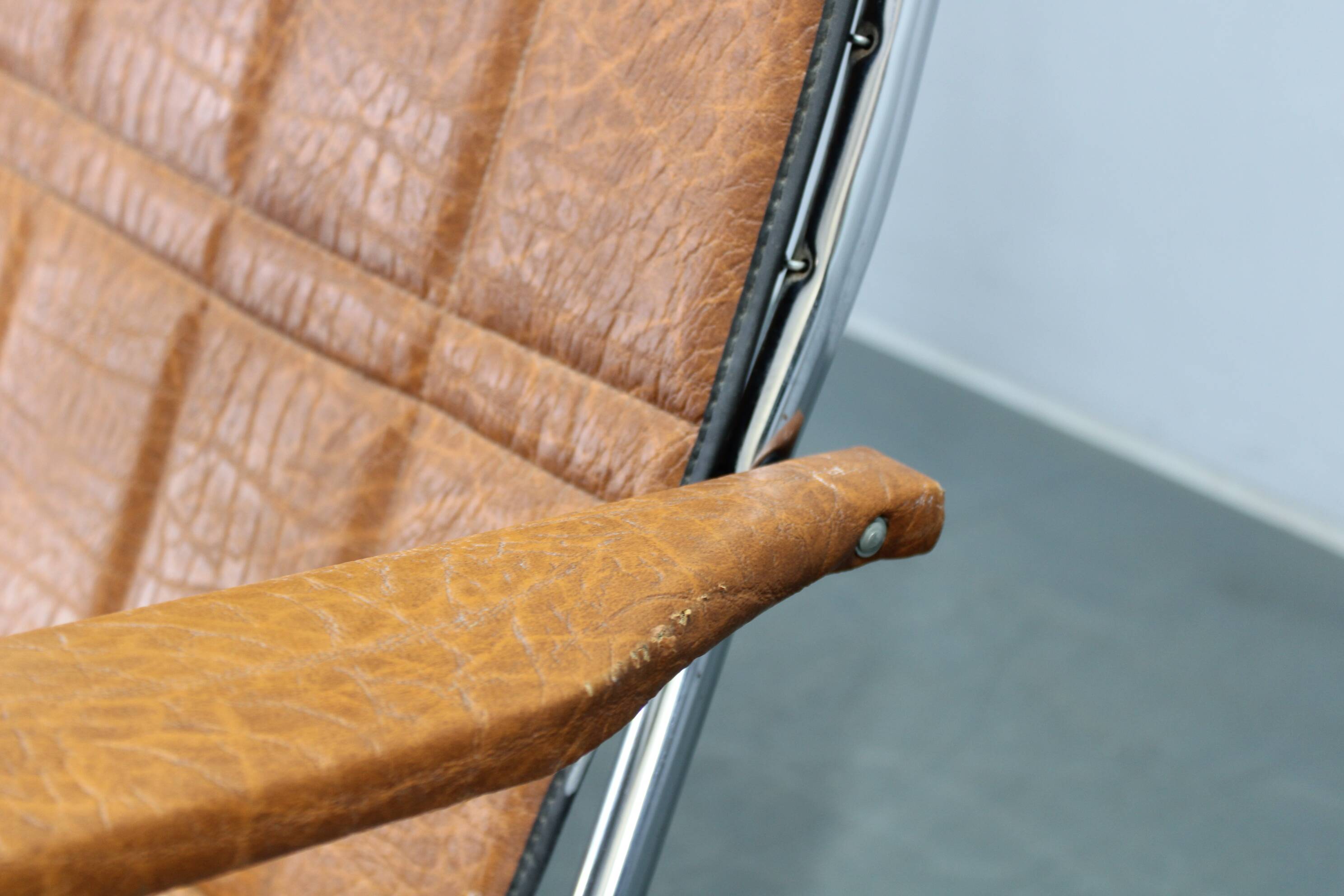 1970s Italian folding lounge chair with leatherette upholstery