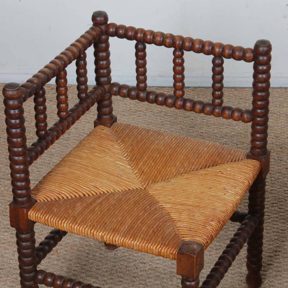 Paire de petites chaises d'angle paillées en bois tourné, 1940