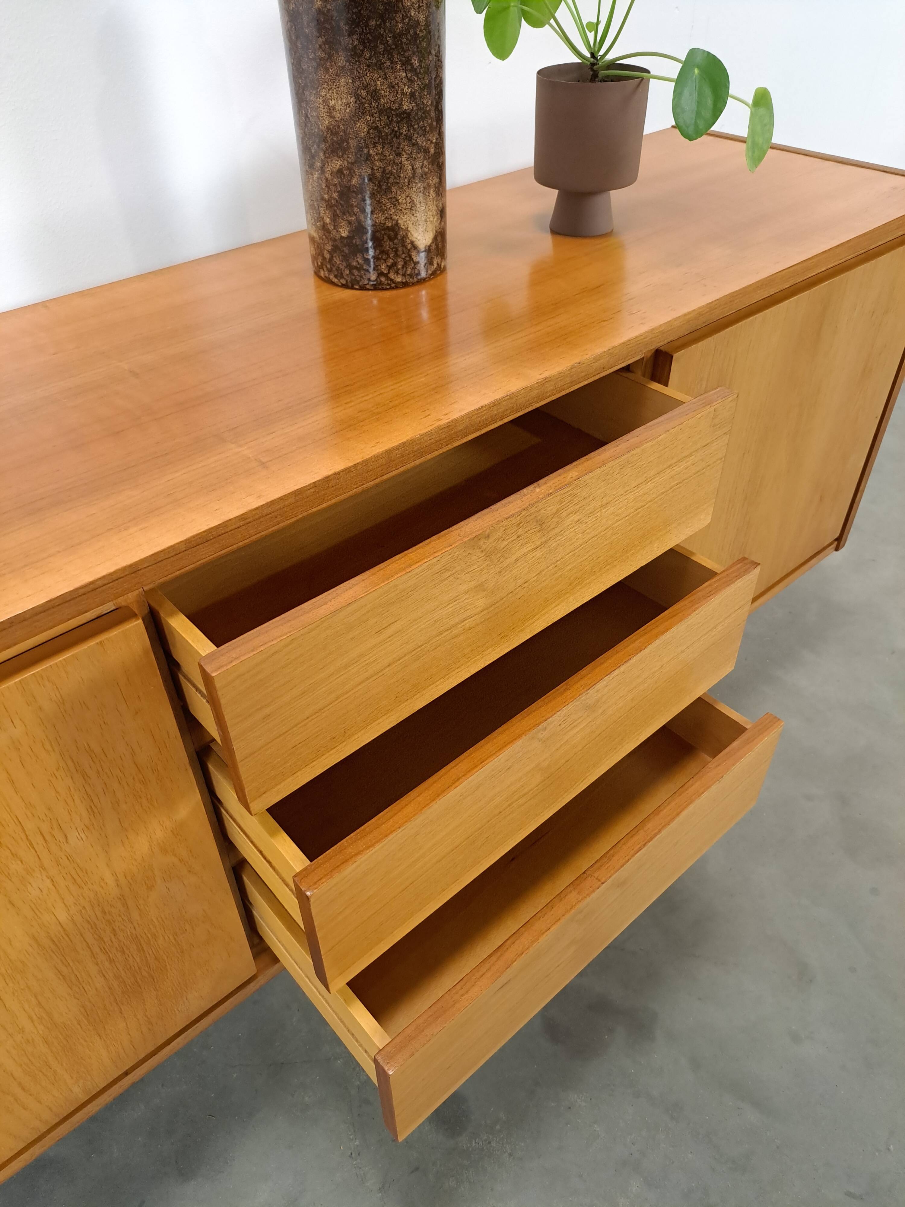 Mid-century notenhout fineer dressoir met 3 lades