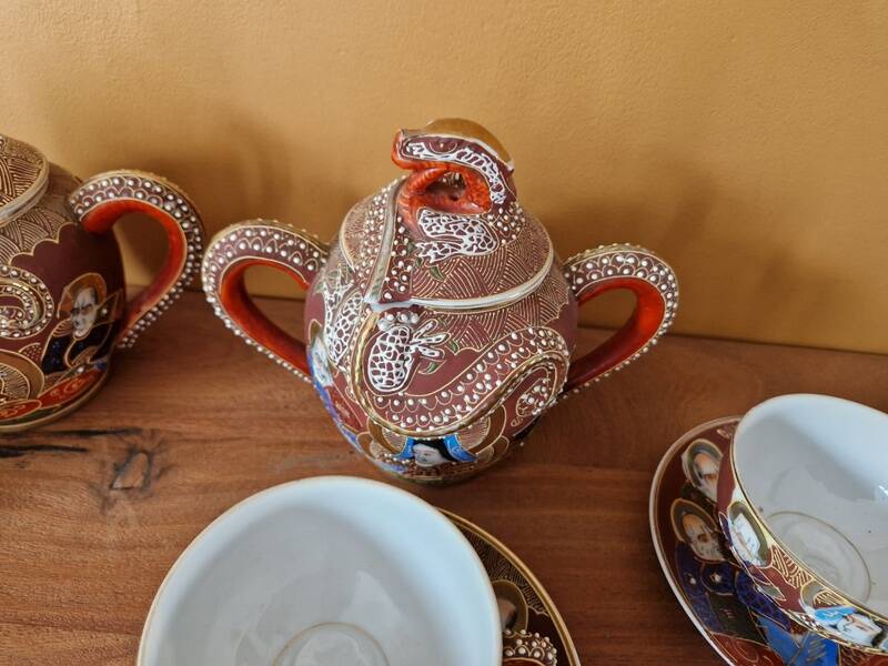 Beautiful Dainan porcelain tea/coffee service - Polychrome porcelain with relief decoration of dragons