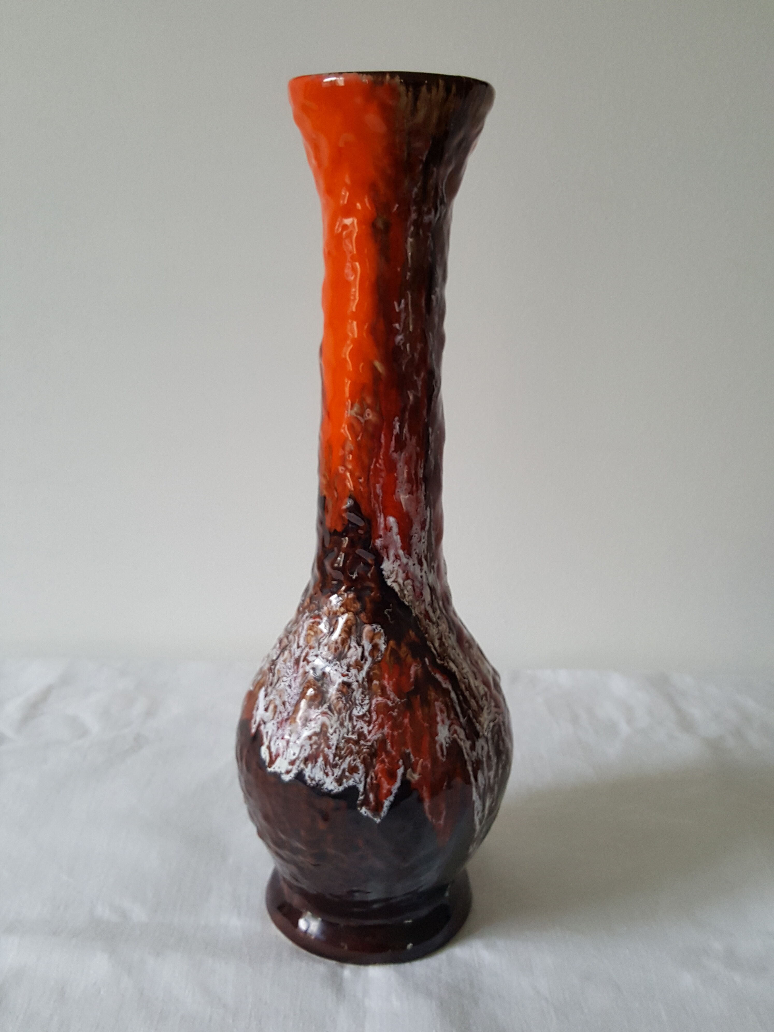 Vase en céramique orange marron avec coulures en relief