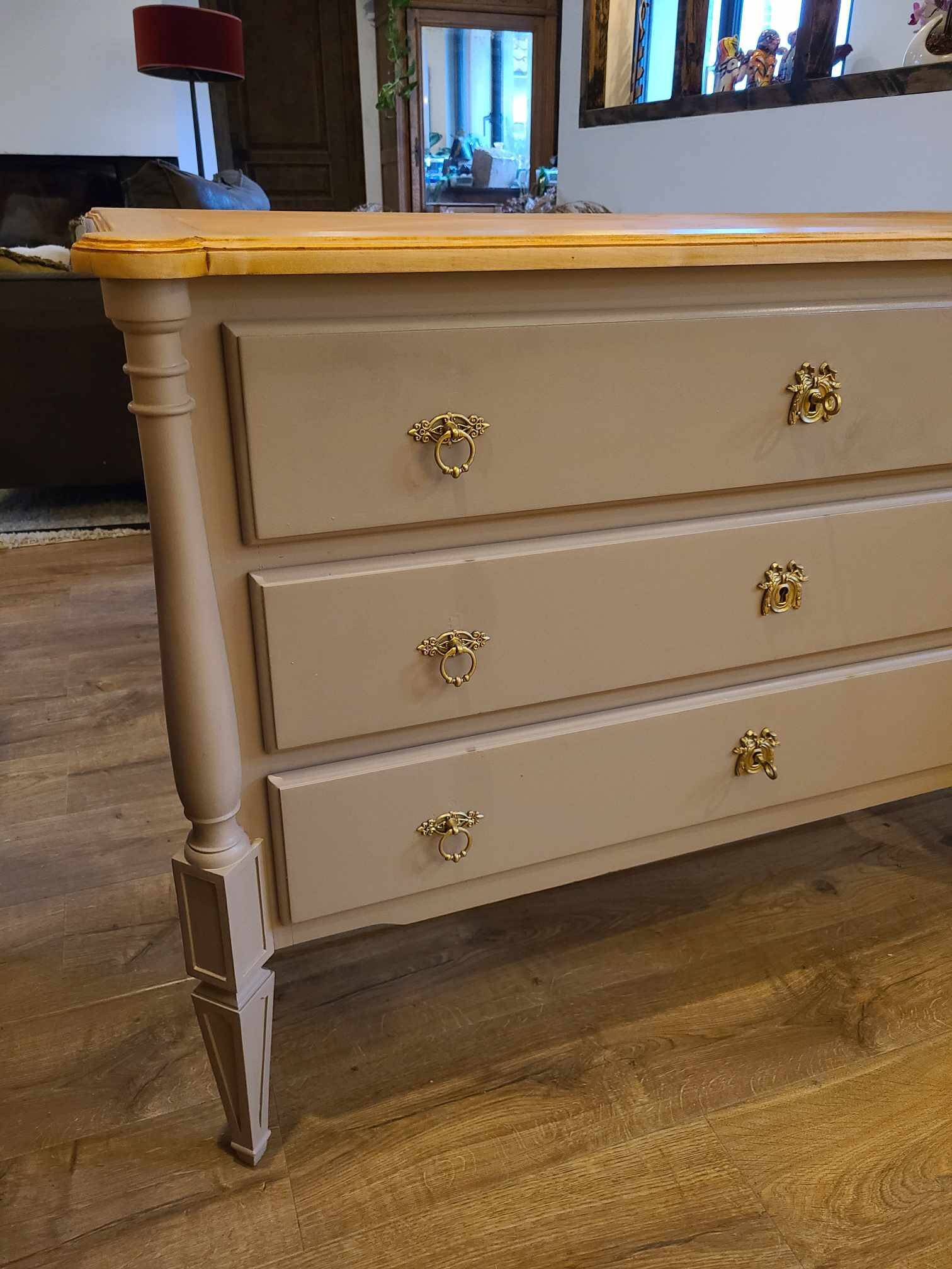 Commode en bois peint