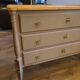 Commode en bois peint