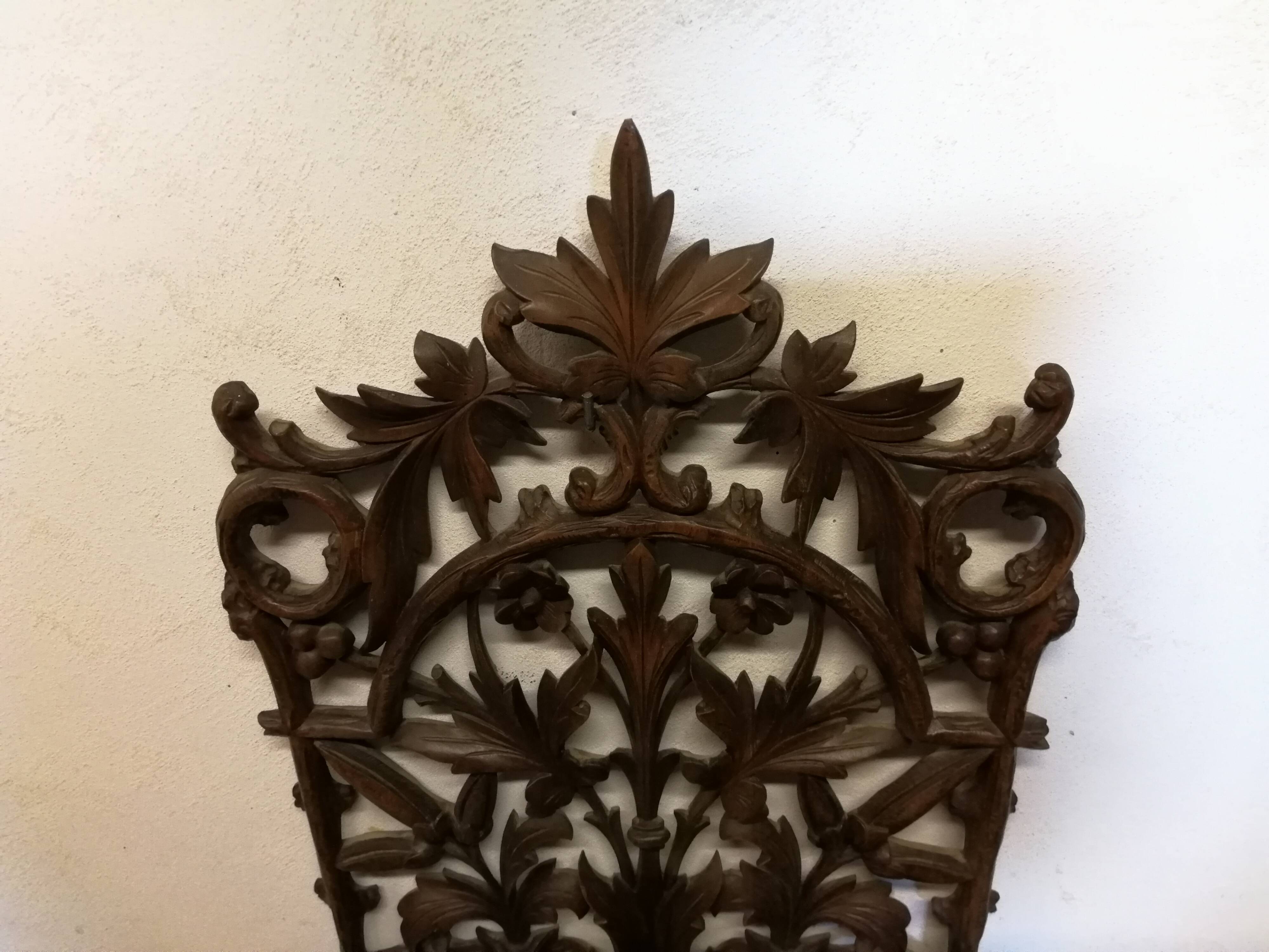 Étagère murale en bois sculpté