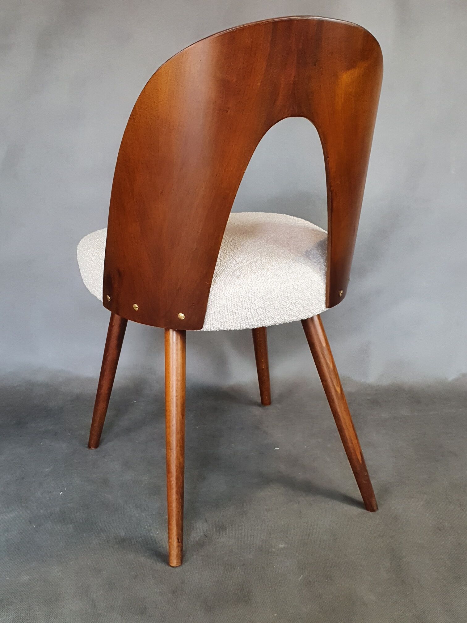 Lot de 4 chaises vintage en noyer et tissu par Antonin Suman, Tchécoslovaque 1960